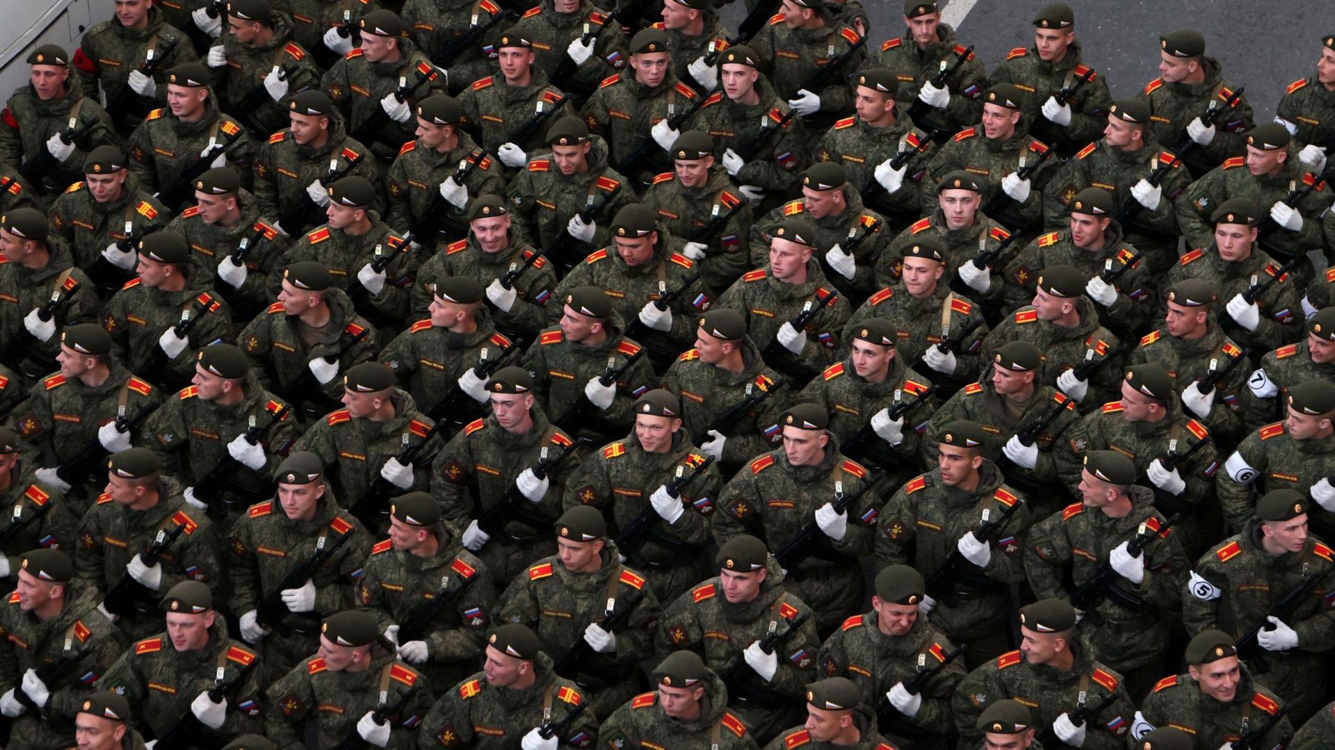  Des cadets de l'armée russe marchent pendant la répétition du défilé militaire du Jour de la Victoire, le 4 mai 2023 à Moscou, Russie. 
