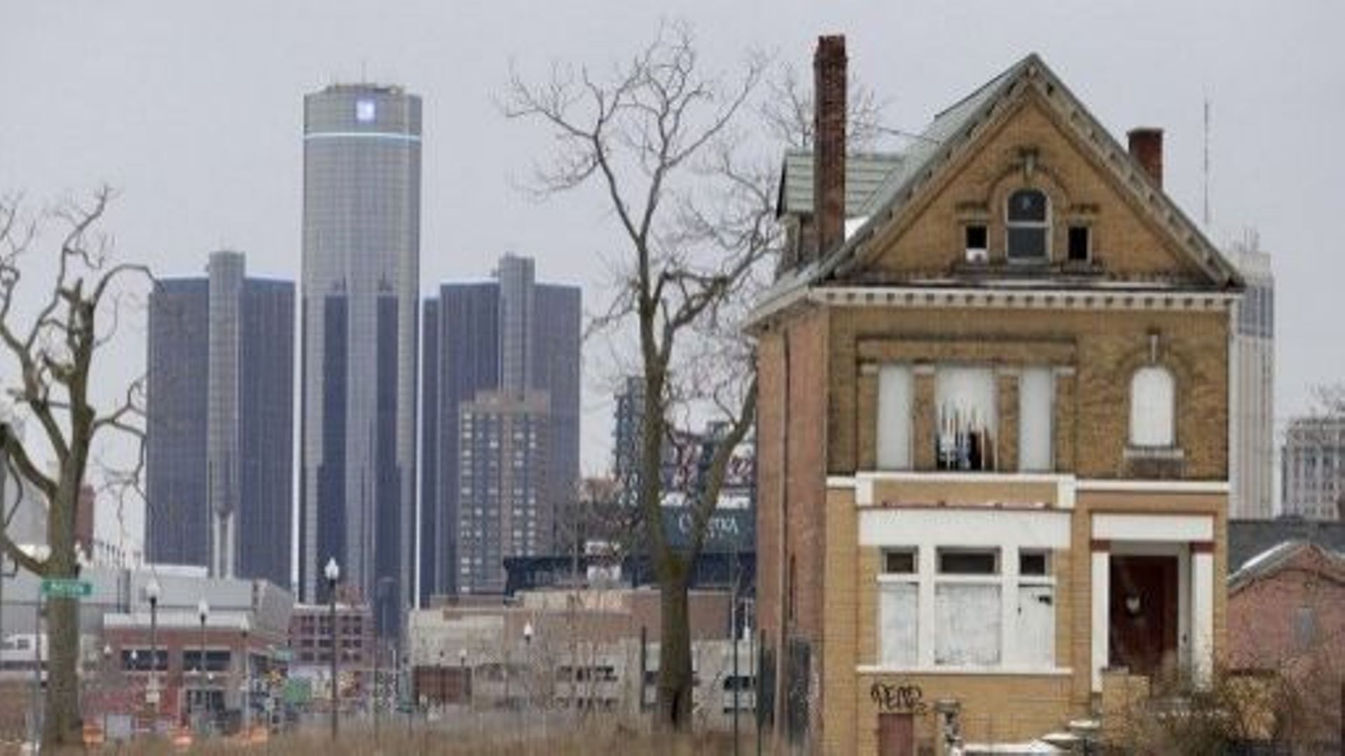 Une maison abandonnée avec, au second plan, le siège de la compagnie General Motors le 24 février 2013 0 Detroit