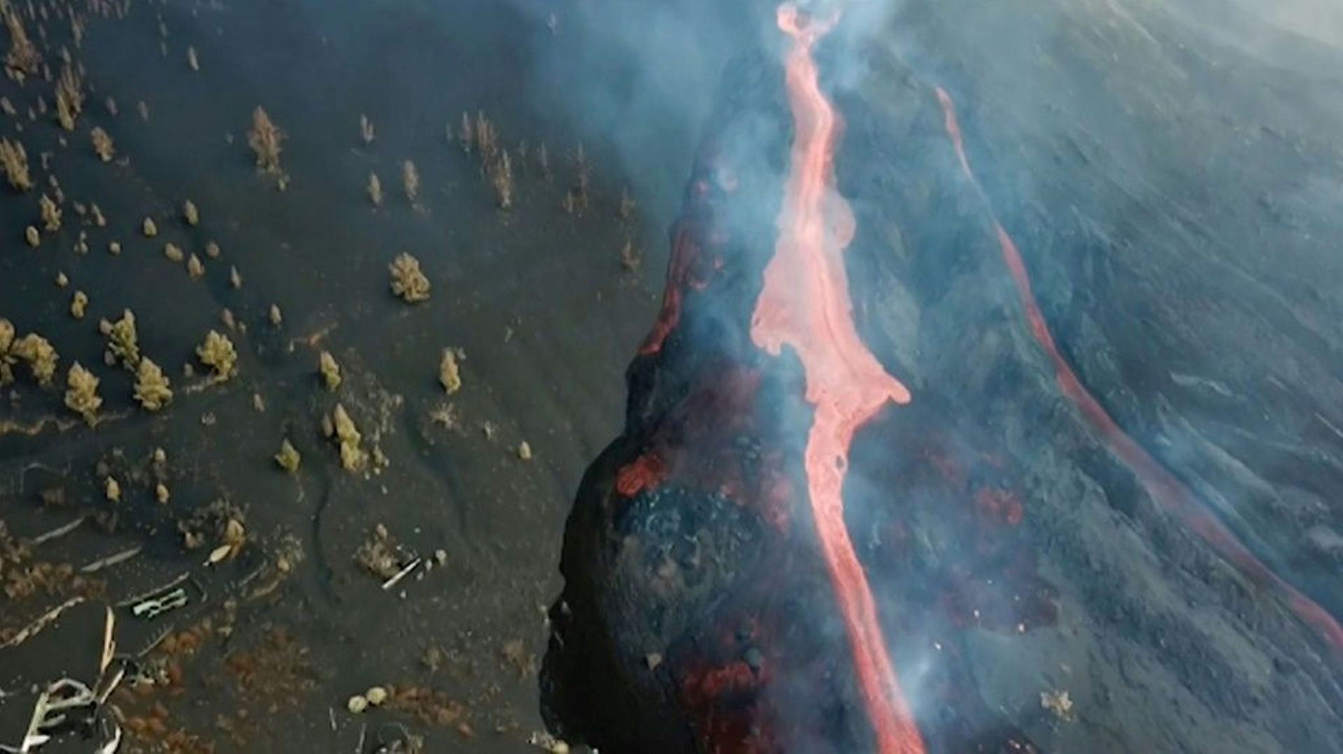 Une coulée de lave s’échappant du volcan Cumbre Vieja, sur l’île de La Palma, le 11 octobre 2021 aux Canaries
