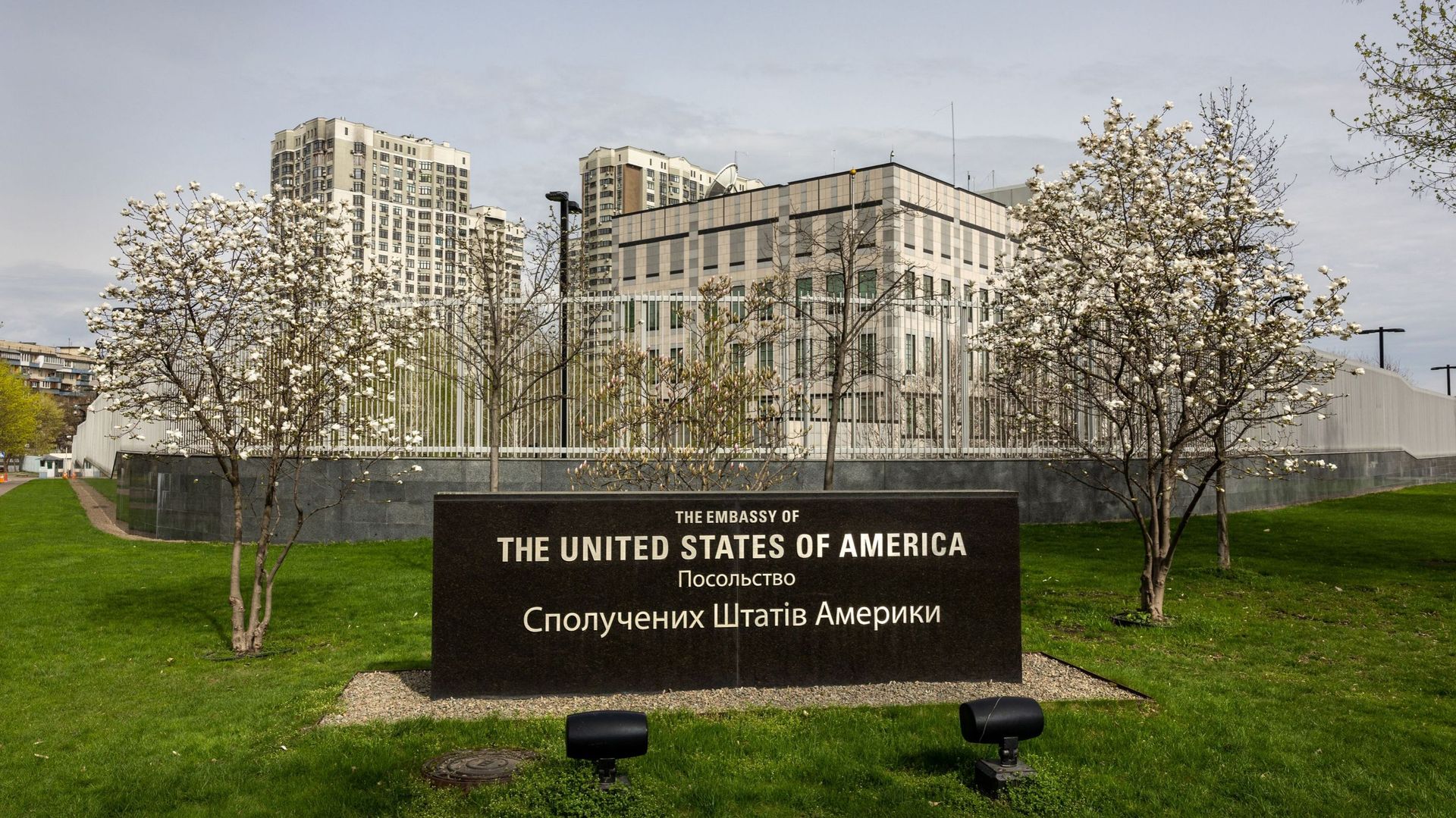  L'ambassade des États-Unis en Ukraine est fermée le 25 avril 2022 à Kiev, en Ukraine.