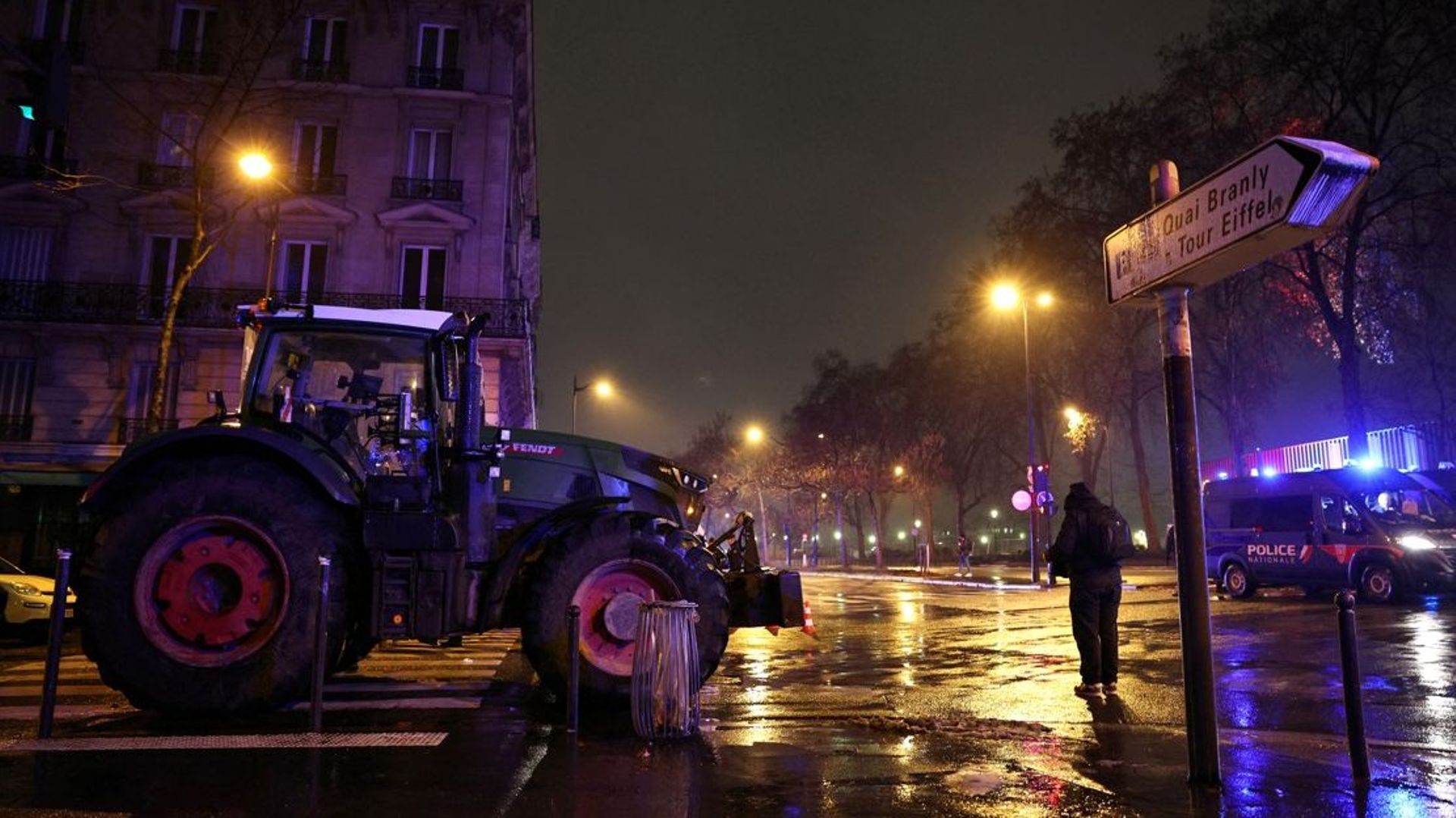 Colère agricole en France : un cortège de tracteurs "se balade" dans Paris et atteint la Tour Eiffel