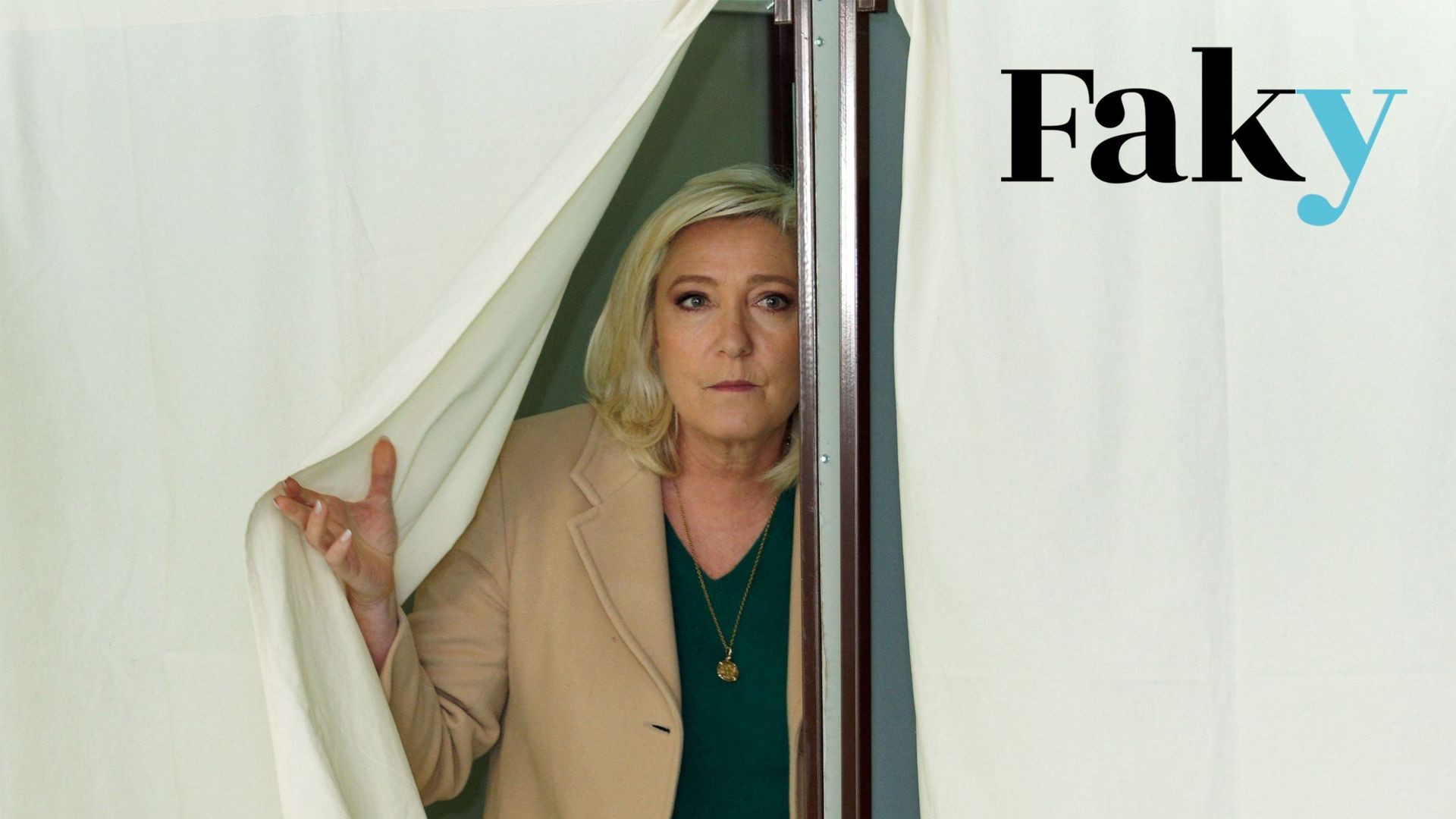 Marine Le Pen, leader du Rassemblement National et candidate à l’élection présidentielle, quitte l’isoloir pour déposer son bulletin de vote lors du premier tour des élections, le 10 avril 2022 à Henin-Beaumont, en France.