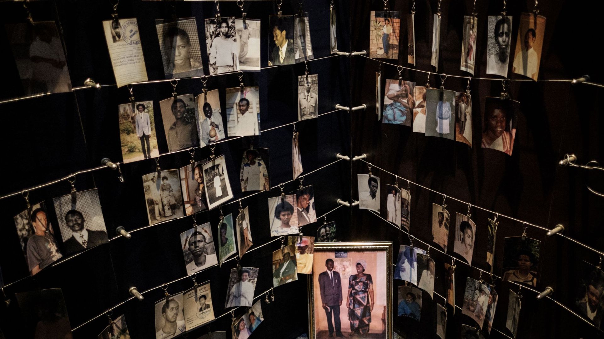 Une photo prise le 29 avril 2018 montre des portraits de victimes affichés au Mémorial du génocide de Kigali, à Kigali, au Rwanda.