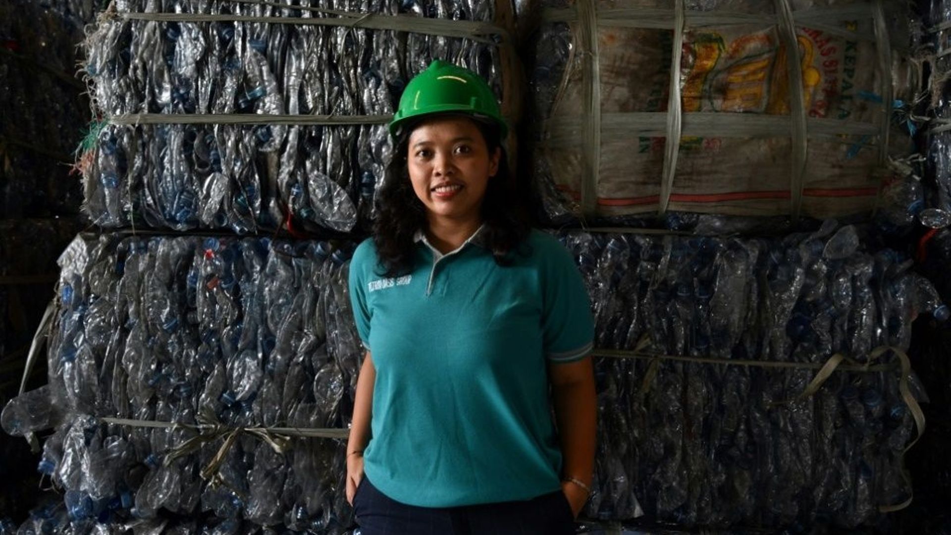 Photo du 5 août 2022 de Dian Kurniawati, PDG et fondatrice de Tridi Oasis Group,devant une usine de recyclage de plastiques à Tangerang, dans la province de Banten (Indonésie).