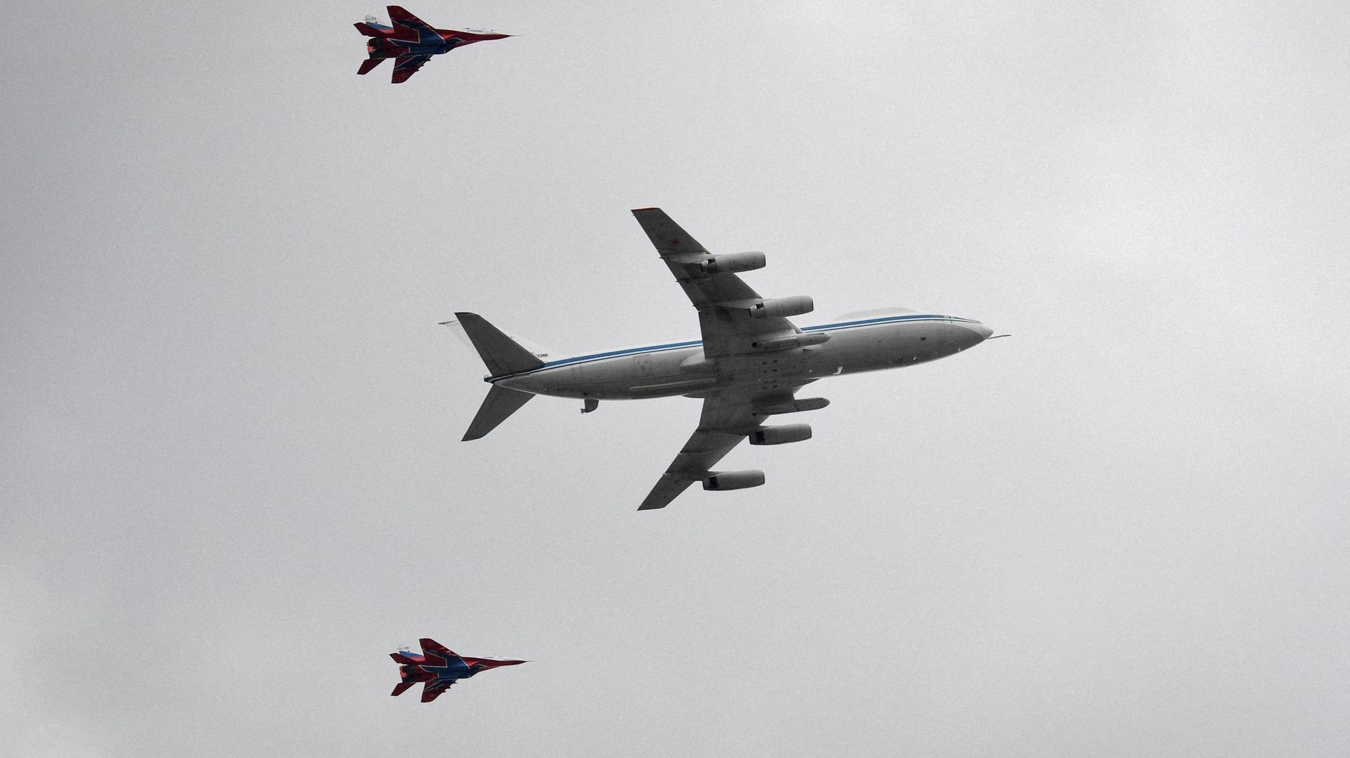 Le Iliouchine II-80 entouré de MiG-29 dans le ciel de Moscou, le 4 mai 2022.