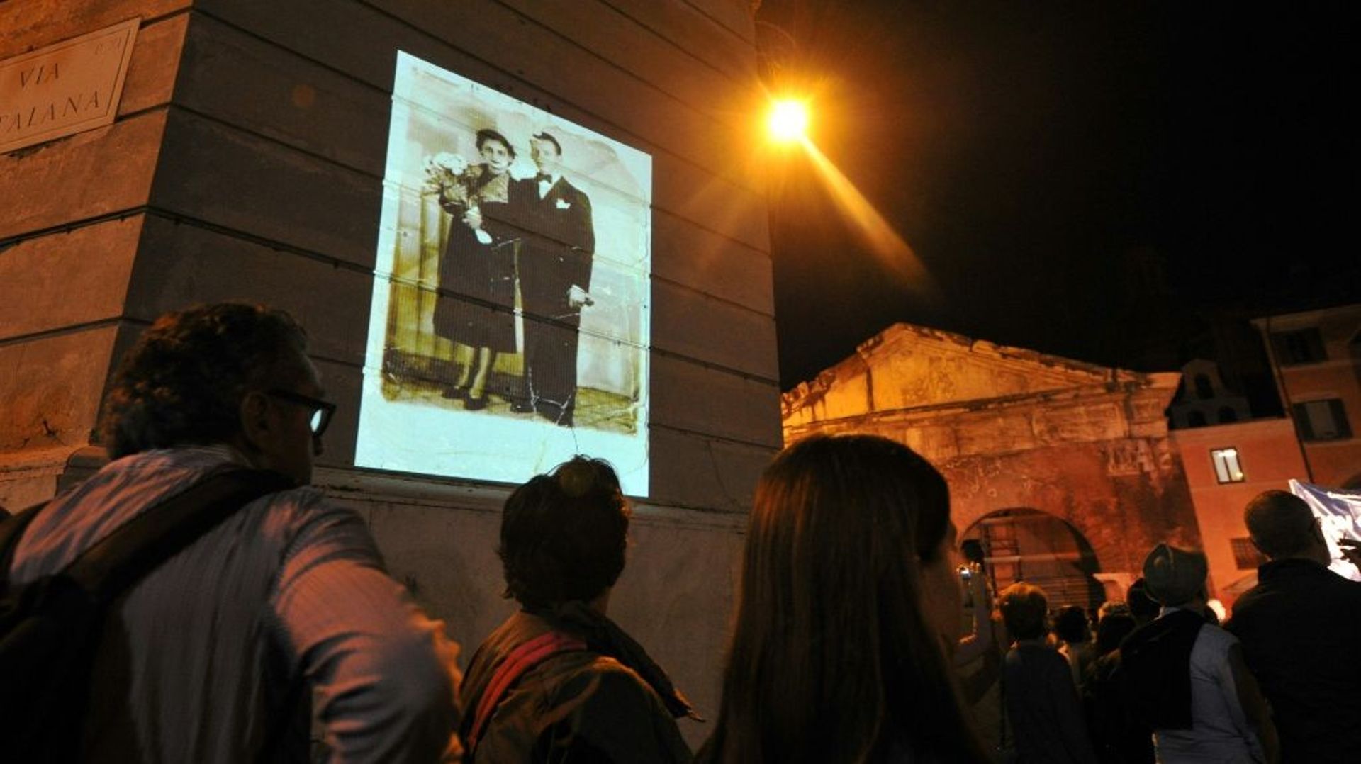 Une photo de personnes déportées est projetée sur un mur lors d’une marche silencieuse en mémoire des victimes de la rafle du ghetto de Rome, le 16 octobre 2013.