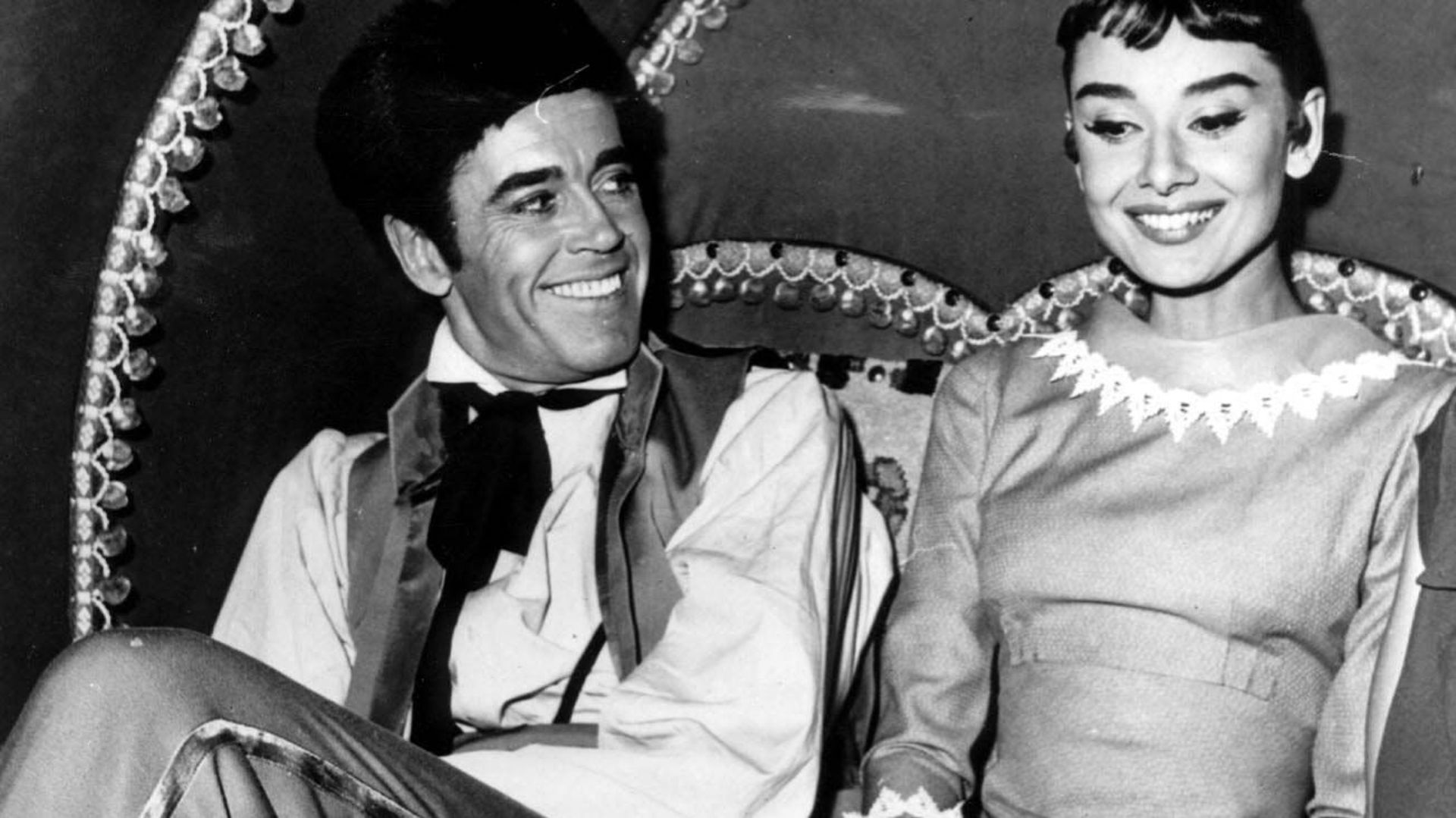 Audrey Hepburn ; à sa droite, l’acteur américain Henry Fonda.