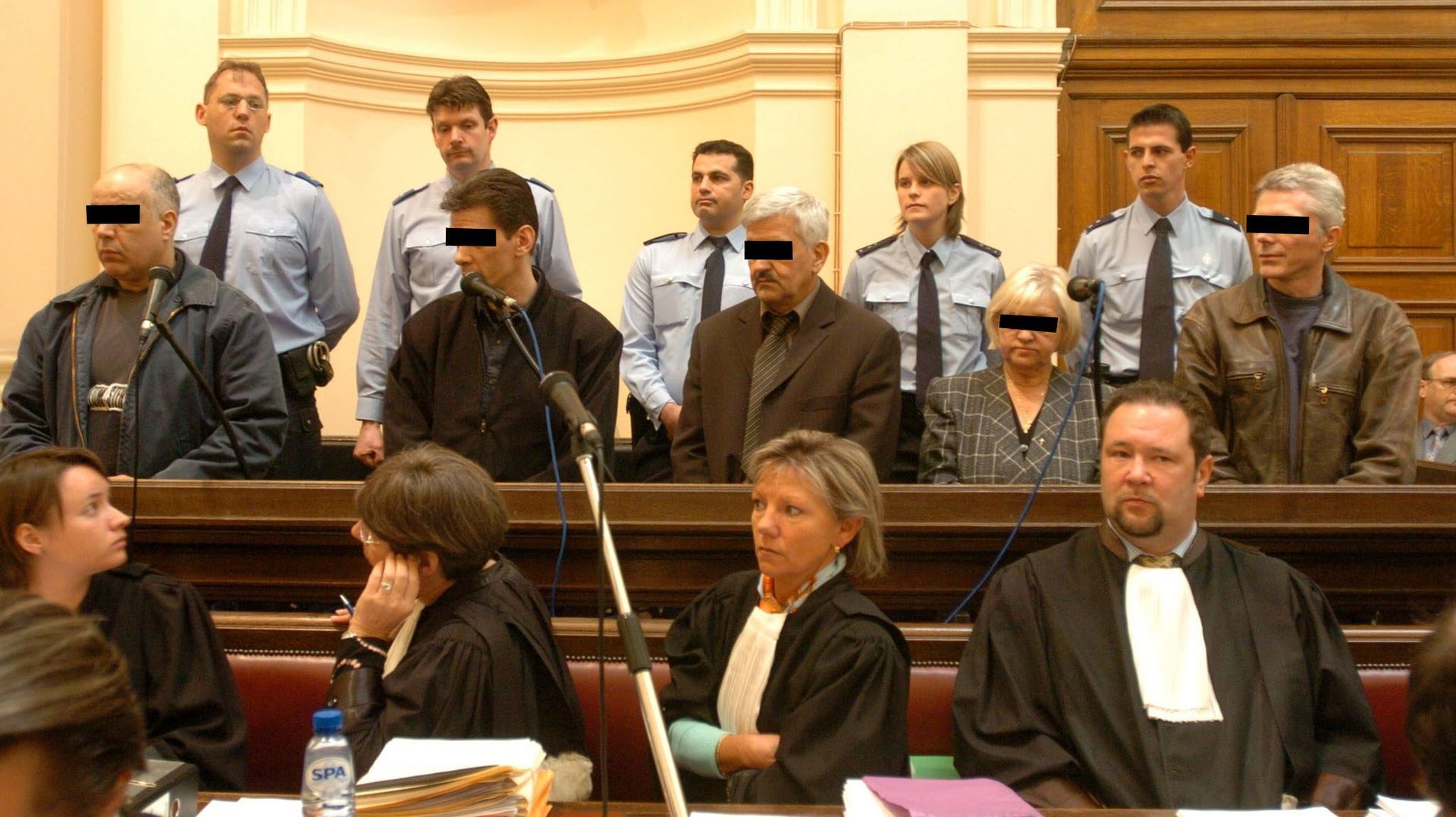 Daniel Bellens, le second à partir de la gauche, photographié le lundi 9 mai 2005 lors de son procès devant la cour d'assises de Mons pour meurtre pour faciliter le vol qualifié le 7 janvier 2001 à Fontaine-L'Evêque (et pour certains d'entre eux, des vols
