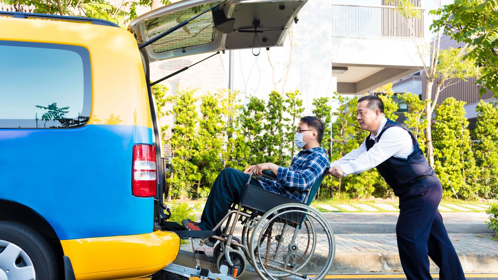 Chauffeur aide personne en fauteuil roulant à monter dans son taxi adapté