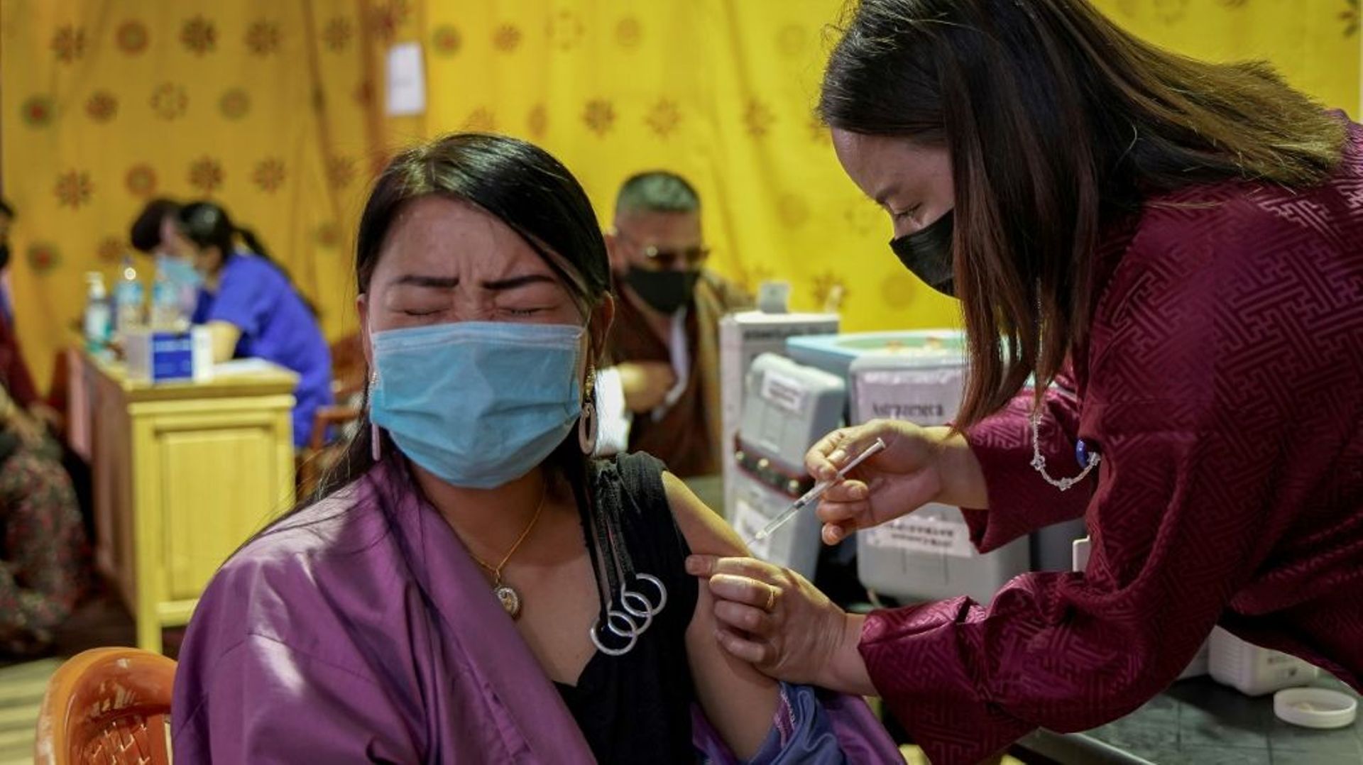 Une femme reçoit une injection de vaccin contre le Covid-19, le 26 juillet 2021 à Thimpu, au Bhoutan