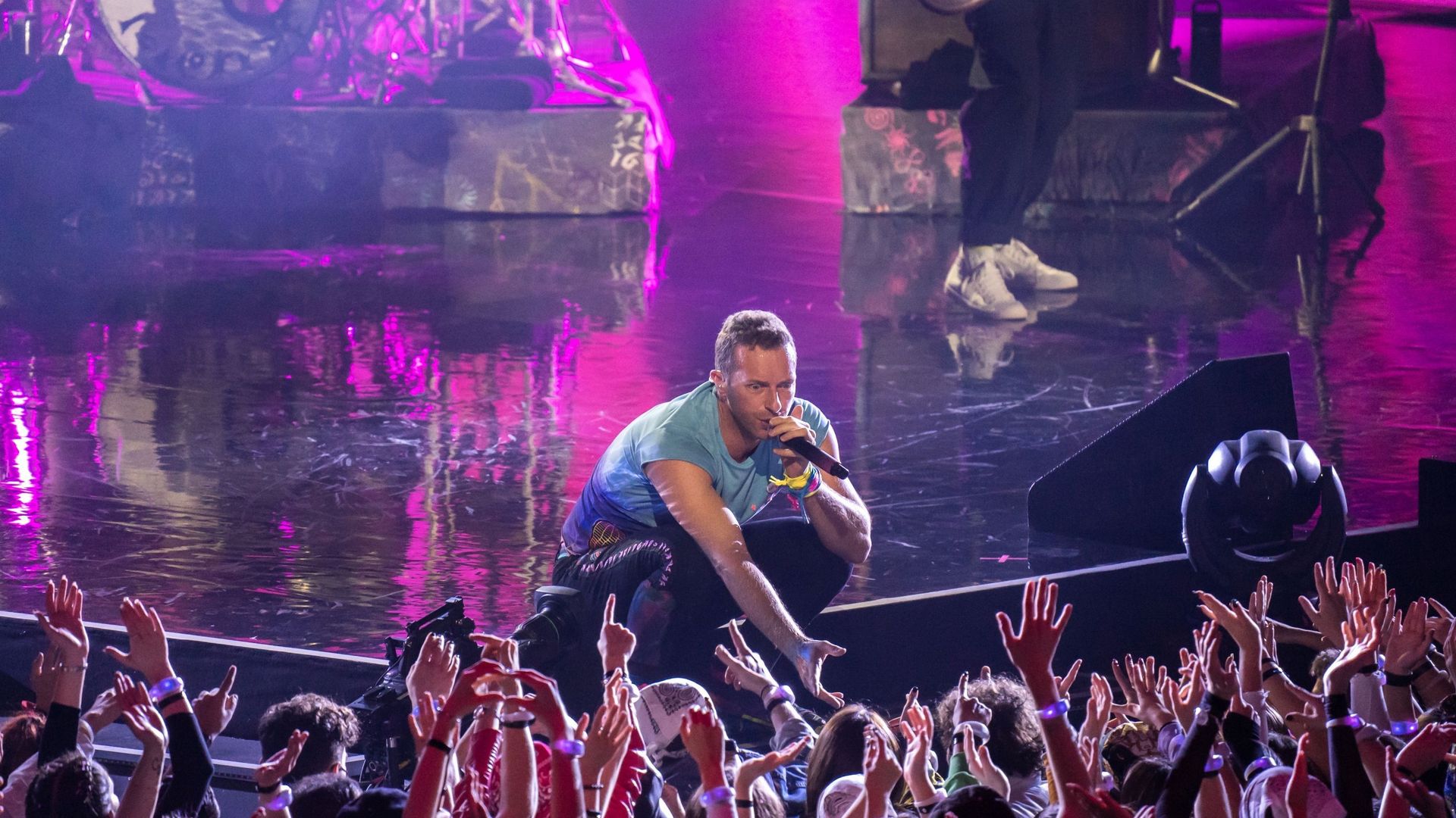 Chris Martin, le leader de Coldplay, pendant la finale de X-Factor au Mediolanum Forum. Milan (Italie), 9 décembre 2021 