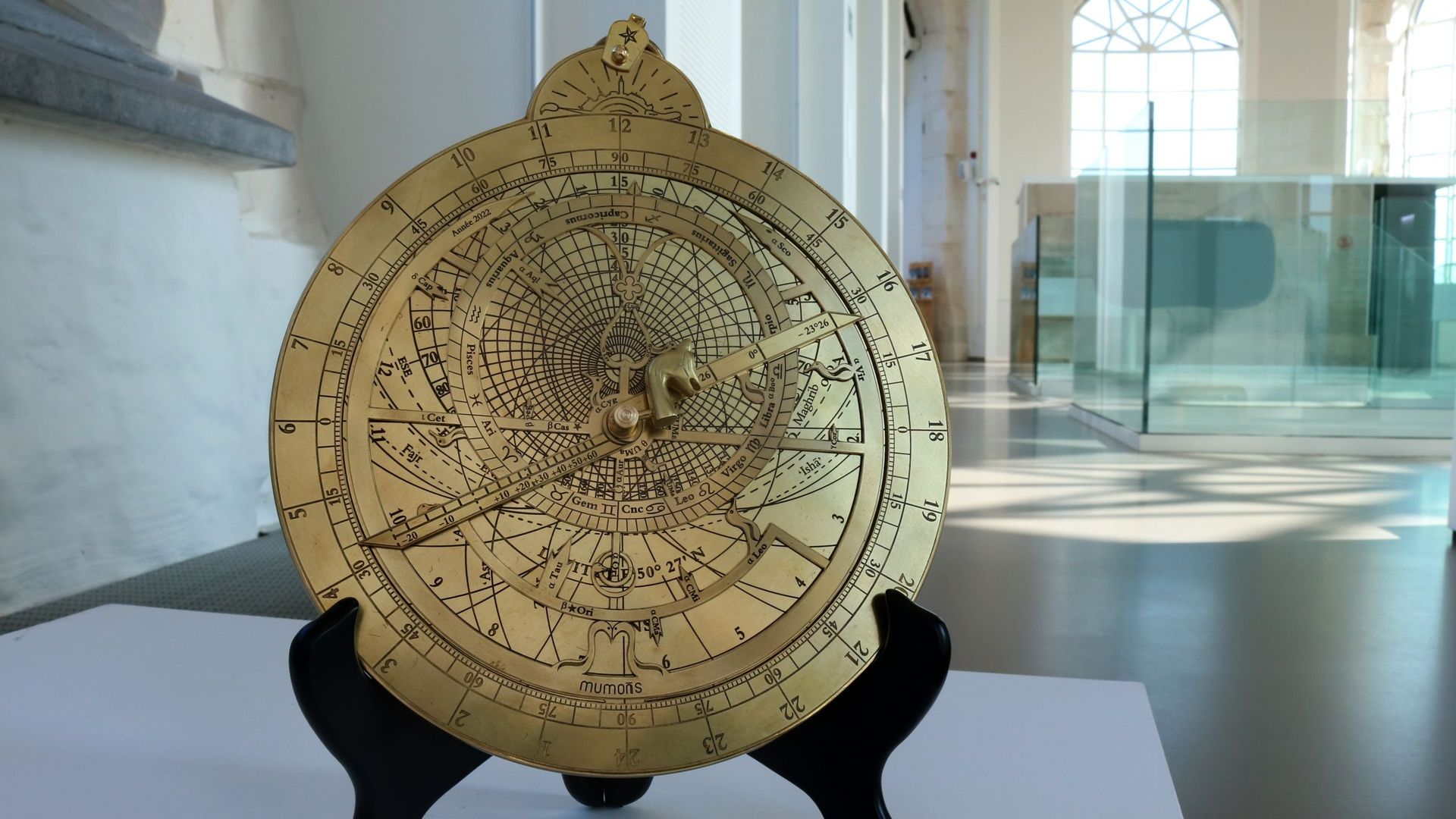 Le Musée de l’Université de Mons (MUMONS) s’est offert un astrolabe.