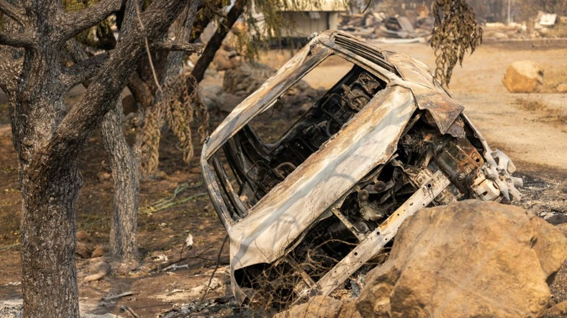 Une voiture calcinée après le passage de l'incendie McKinney à Yreka en Californie, le 02 août 2022 