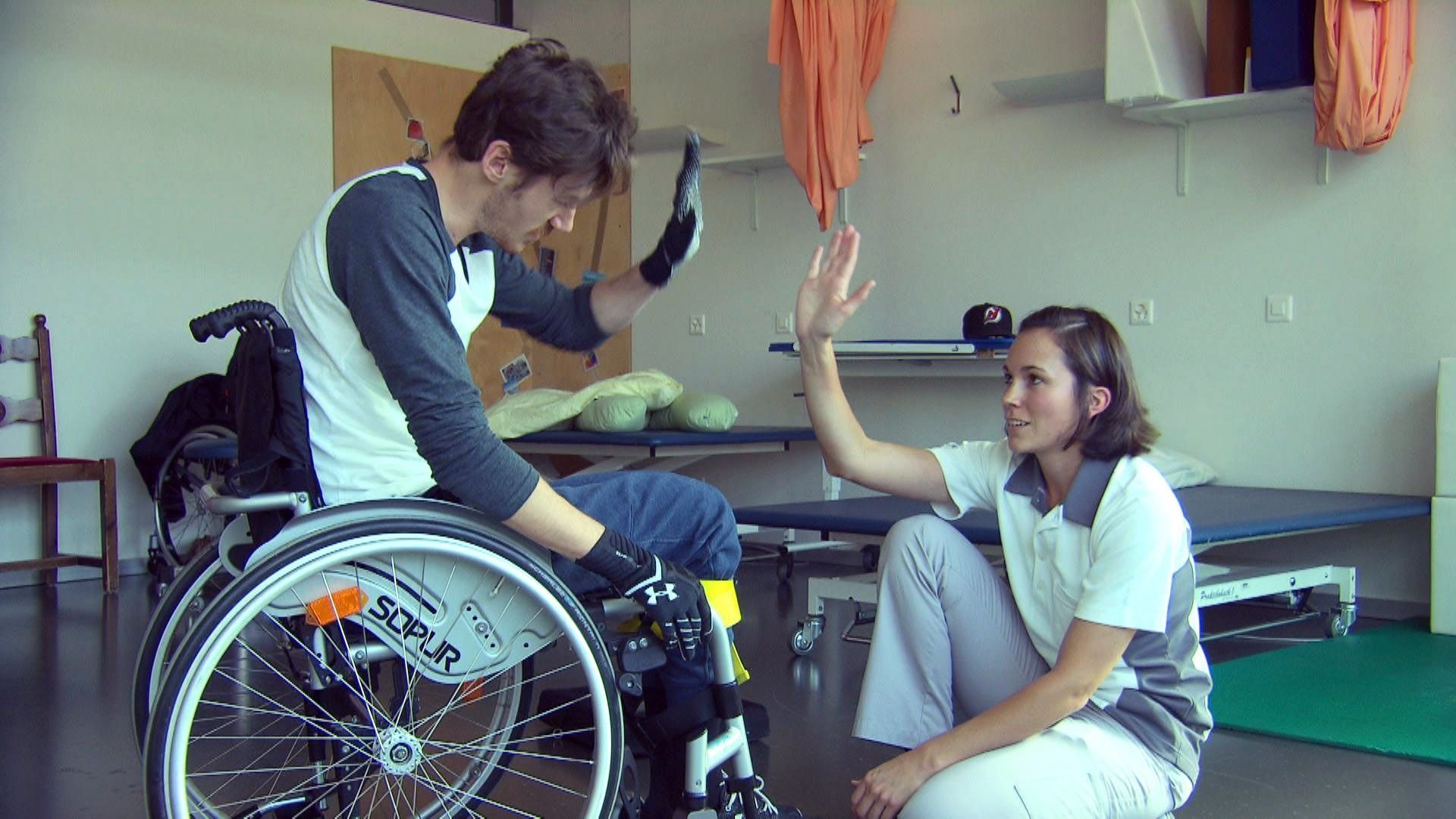 Extrait du documentaire "Jeunes et paraplégiques". Bastien, qui vient de s’asseoir seul dans sa chaise roulante, fait un high five à l’infirmière.