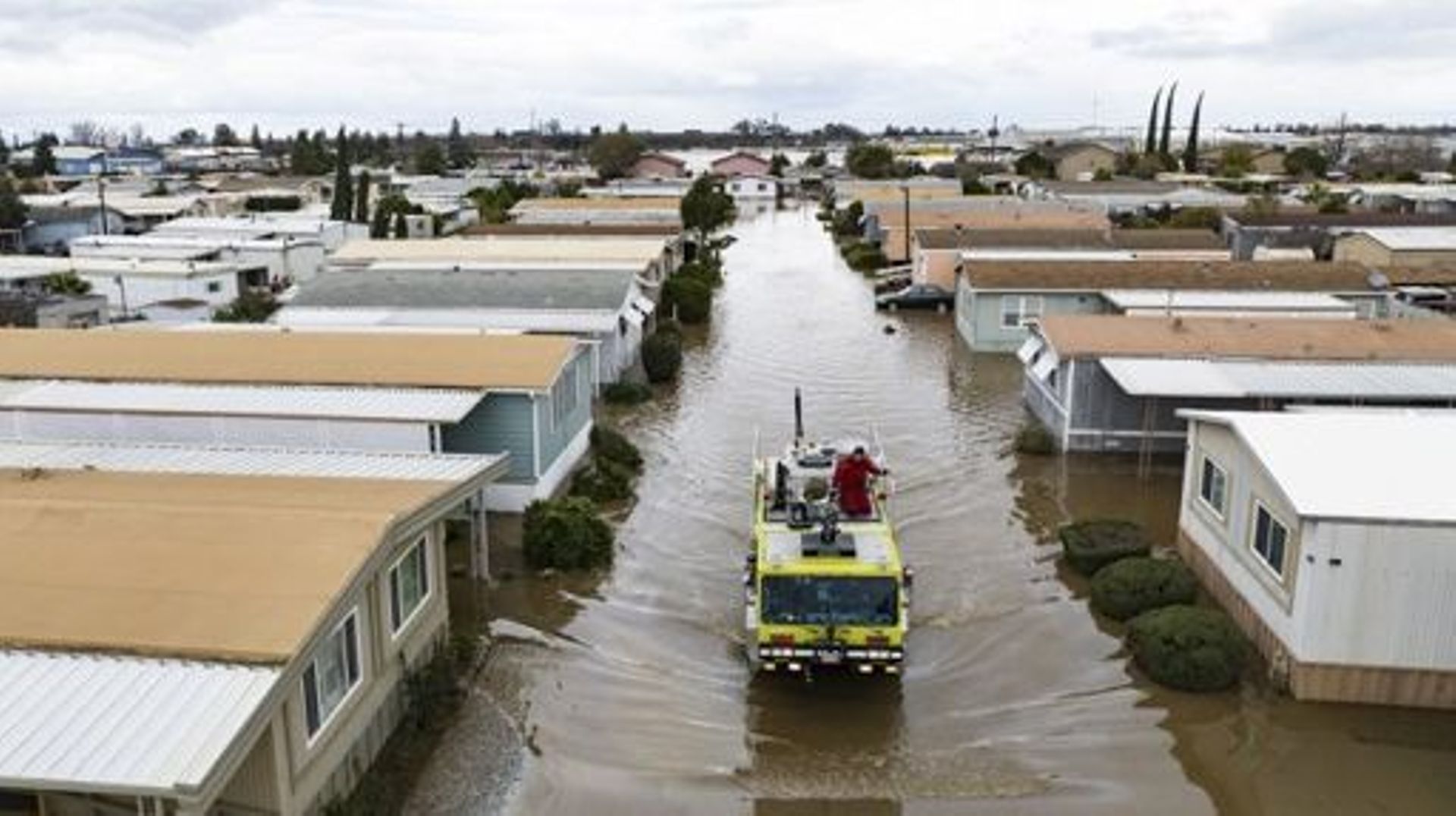 Cette vue aérienne montre des équipes de secours aidant des résidents bloqués dans un quartier inondé de Merced, en Californie, le 10 janvier 2023.