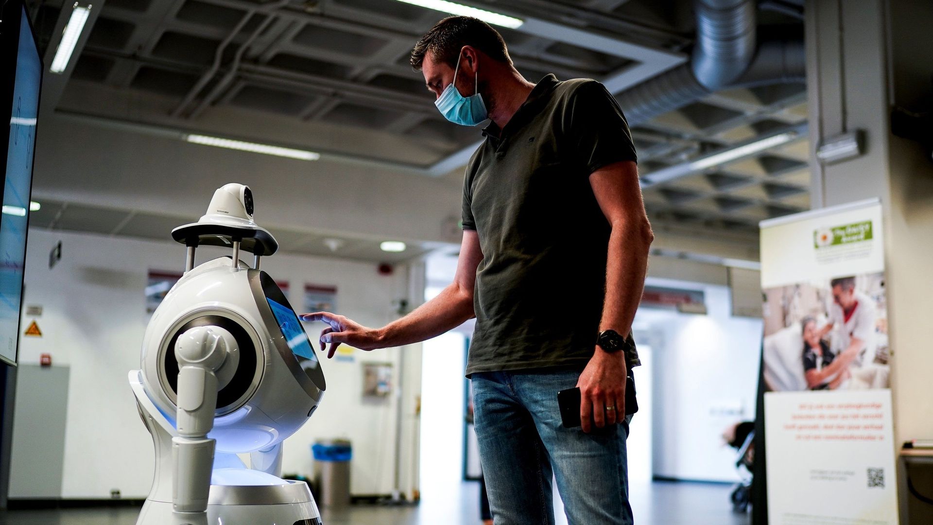 En Belgique, un robot semi-humanoïde programmé pour prendre la température des visiteurs d'un l'hôpital.