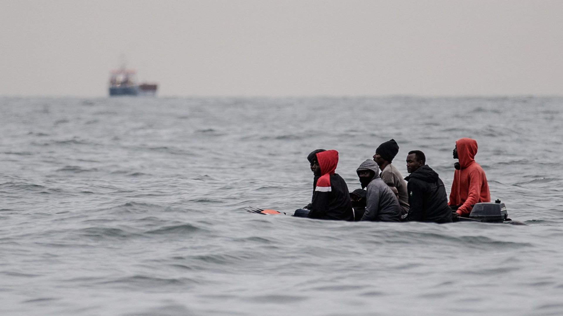 Des migrants à bord d’une embarcation entre le Cap Blanc Nez et Sangatte, le 27 août 2021