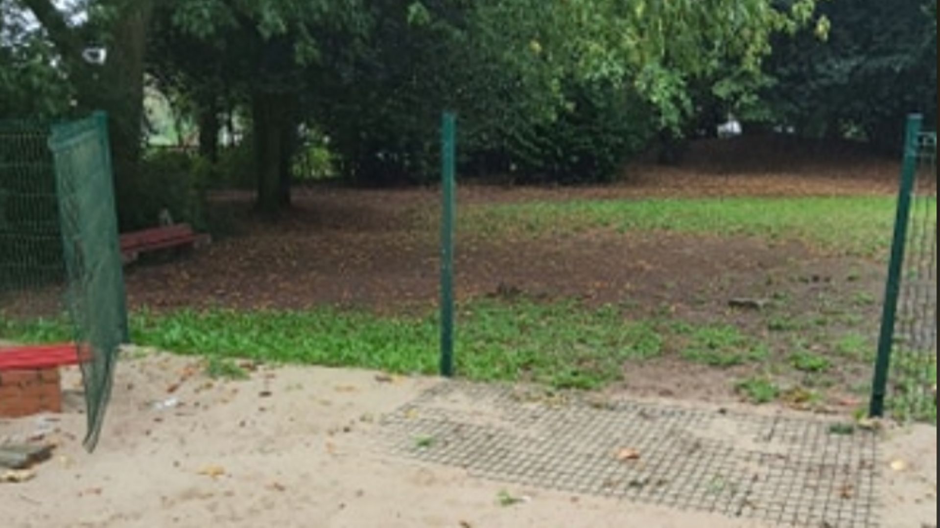 Des vandales ont arraché les grillages pour accéder à la plaine de jeux