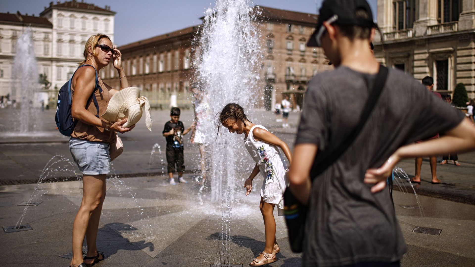 Fortes chaleurs en Italie: contrairement à la fontaine de Trevi à Rome, celle-ci sur la Piazza Castello à Turin permet de se rafraichir