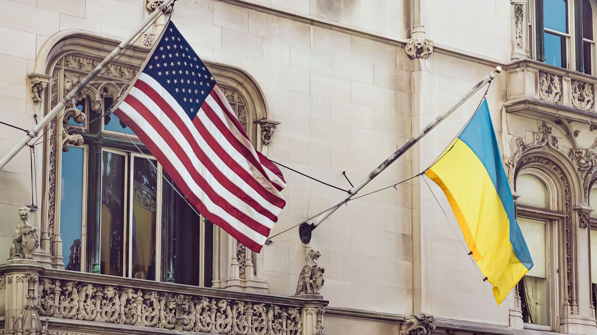 Un drapeau des Etats-Unis côtoie le drapeau ukrainien à Manhattan.