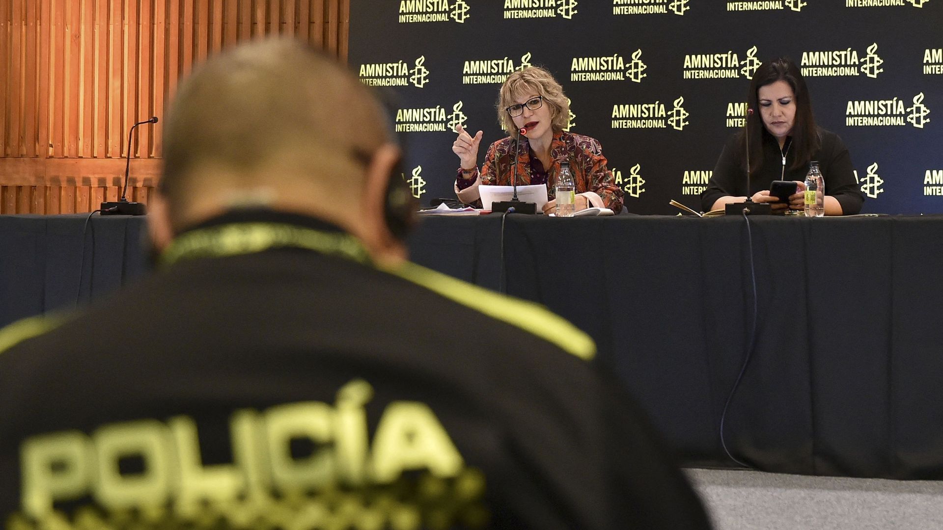 Agnès Callamard , secrétaire générale d'Amnesty International, fait un geste lors d'un point de presse sur les violences sexuelles et sexistes perpétrées par la police lors des manifestations de la grève nationale de 2021, à Bogota, le 1er décembre 2022.