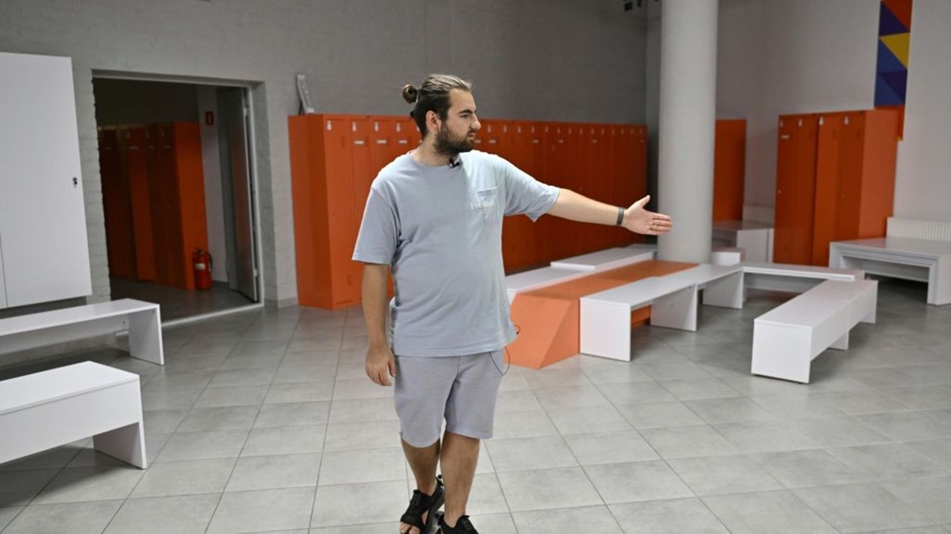 Mykhaïlo Aliokhine, directeur d’une école privée, montre l’abri souterrain dans lequel les élèves pourront se réfugier, le 25 août 2022 à Kiev, en Ukraine