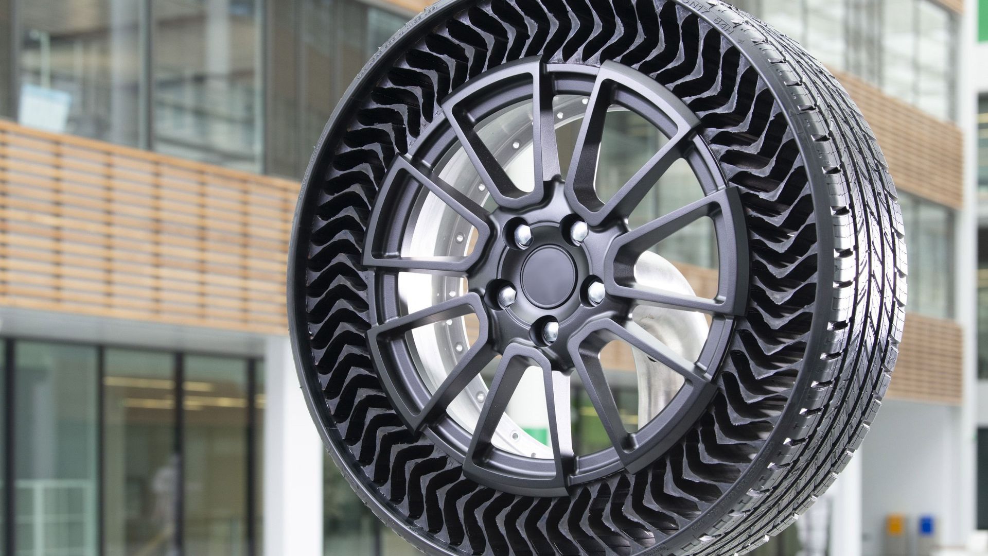 Michelin développe Uptis, un pneu parfaitement increvable.