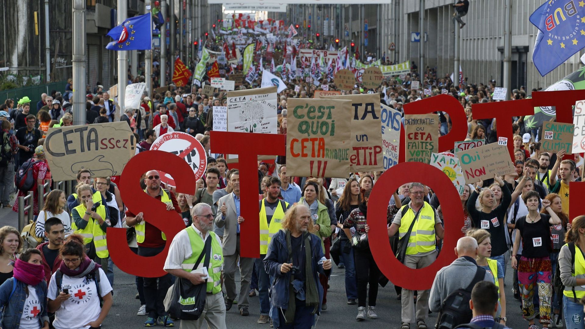 Les manifestants à Bruxelles contre le TTIP et le CETA