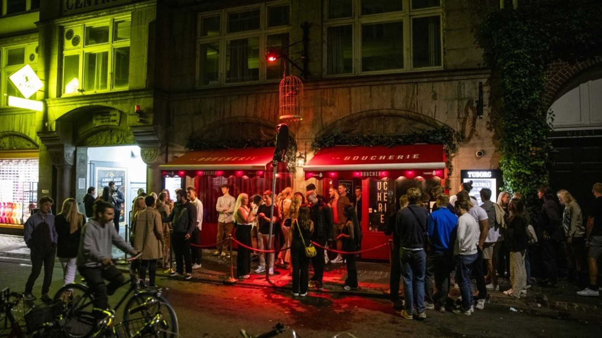 Une foule s'amasse devant une boîte de nuit à Copenhague au Danemark le 3 septembre 2021
