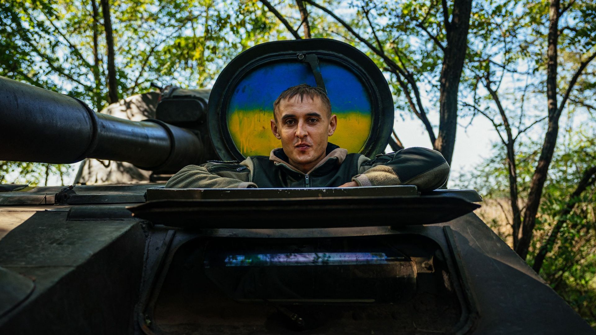 Un artilleur ukrainien est assis dans son 2S1 Gvozdika (obusier automoteur de 122 mm) sur la ligne de front dans le sud de l'Ukraine, le 8 octobre 2022.