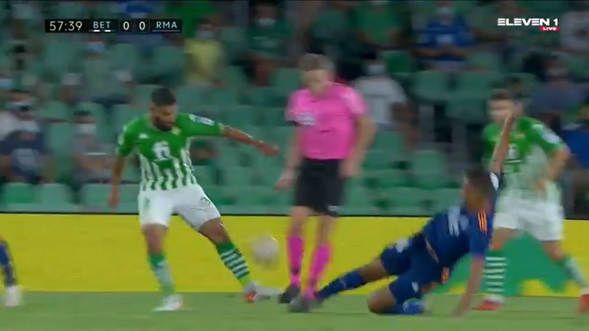 Casemiro tacle l’arbitre