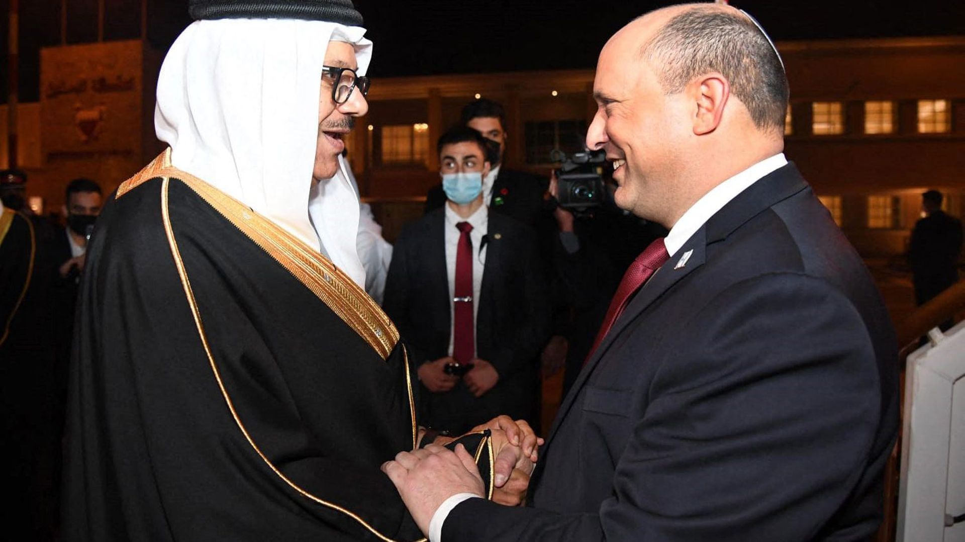 Le président des Affaires étrangères du Bahreïn et le Premier ministre israélien Naftali Bennett.