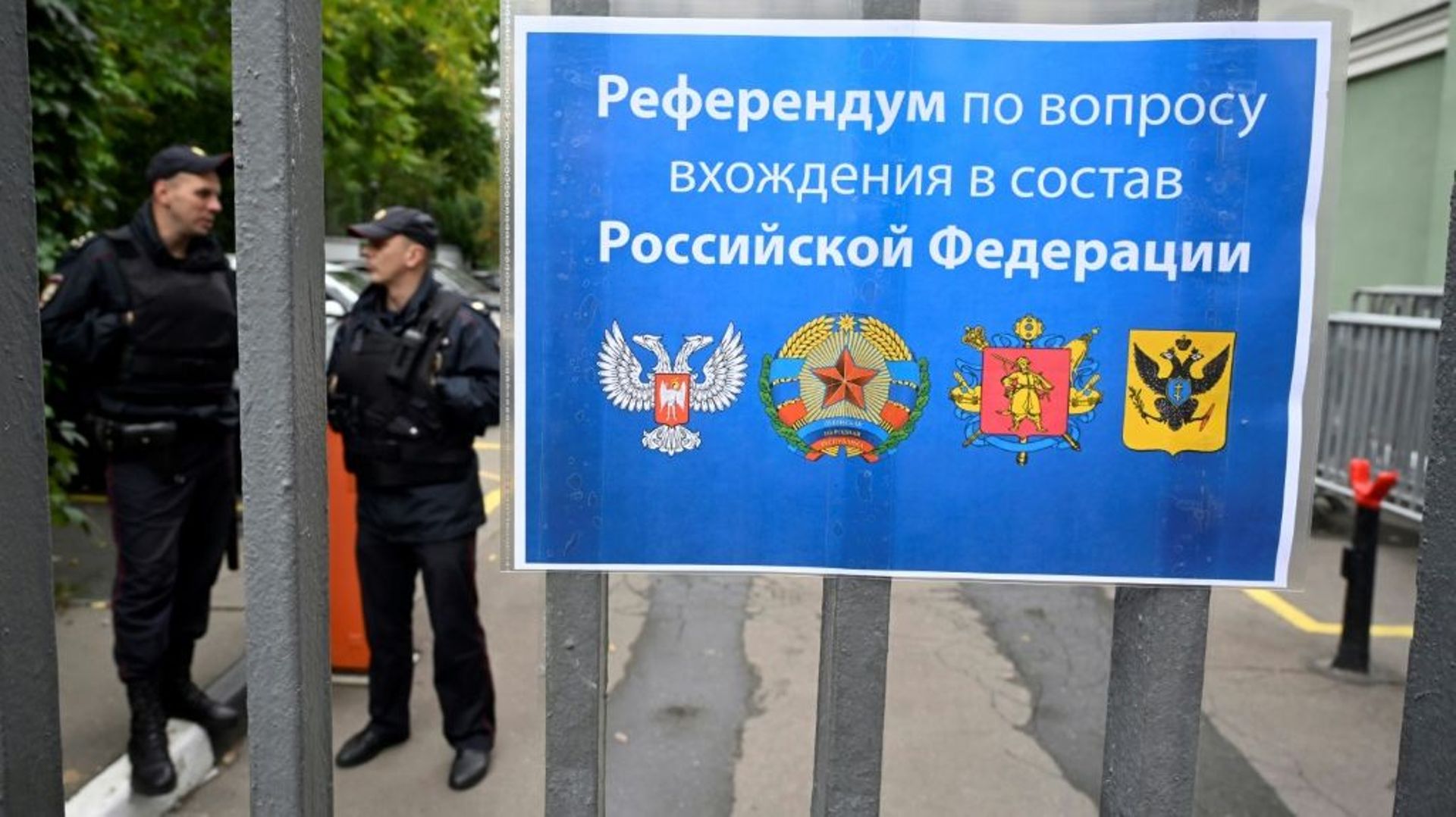 Une affiche annonce le "référendum sur l’entrée dans la Fédération de Russie" sur la grille de "l’ambassade" de la "République populaire de Donetsk" à Moscou, le 23 septembre 2022