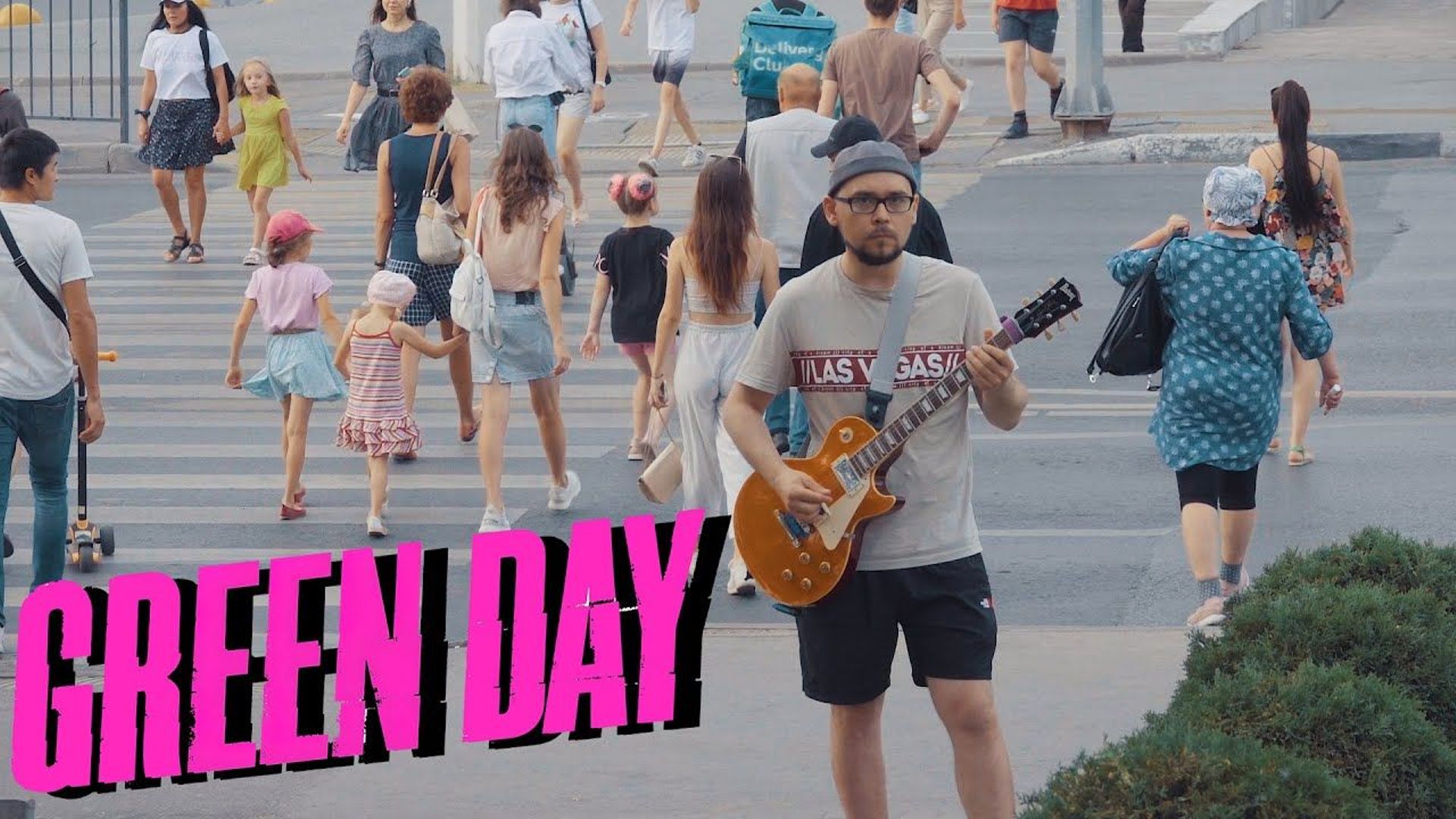 Ce musicien joue du Green Day en pleine rue et la réaction des passants va vous étonner
