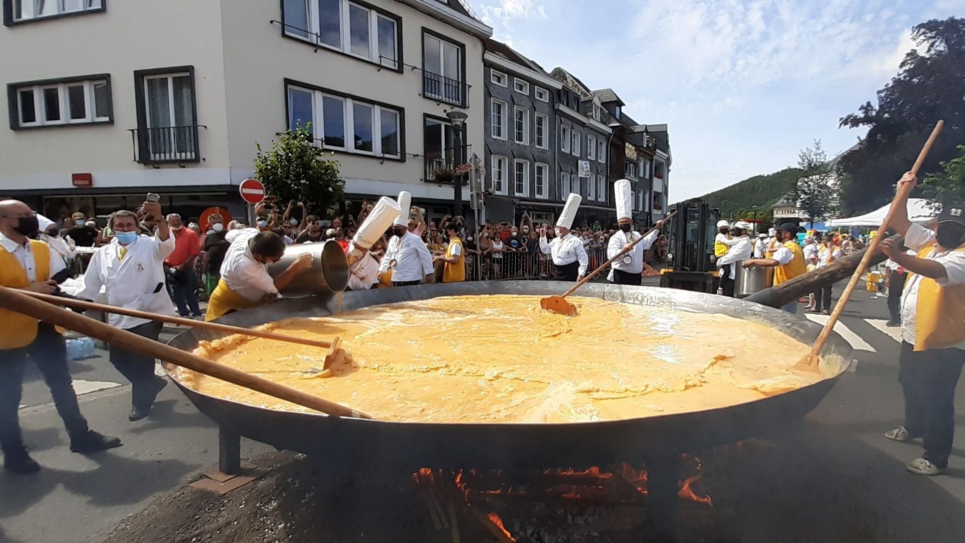L’omelette géante du 15 août à Malmedy attire chaque année des milliers de personnes ; il est vrai que le spectacle est insolite.