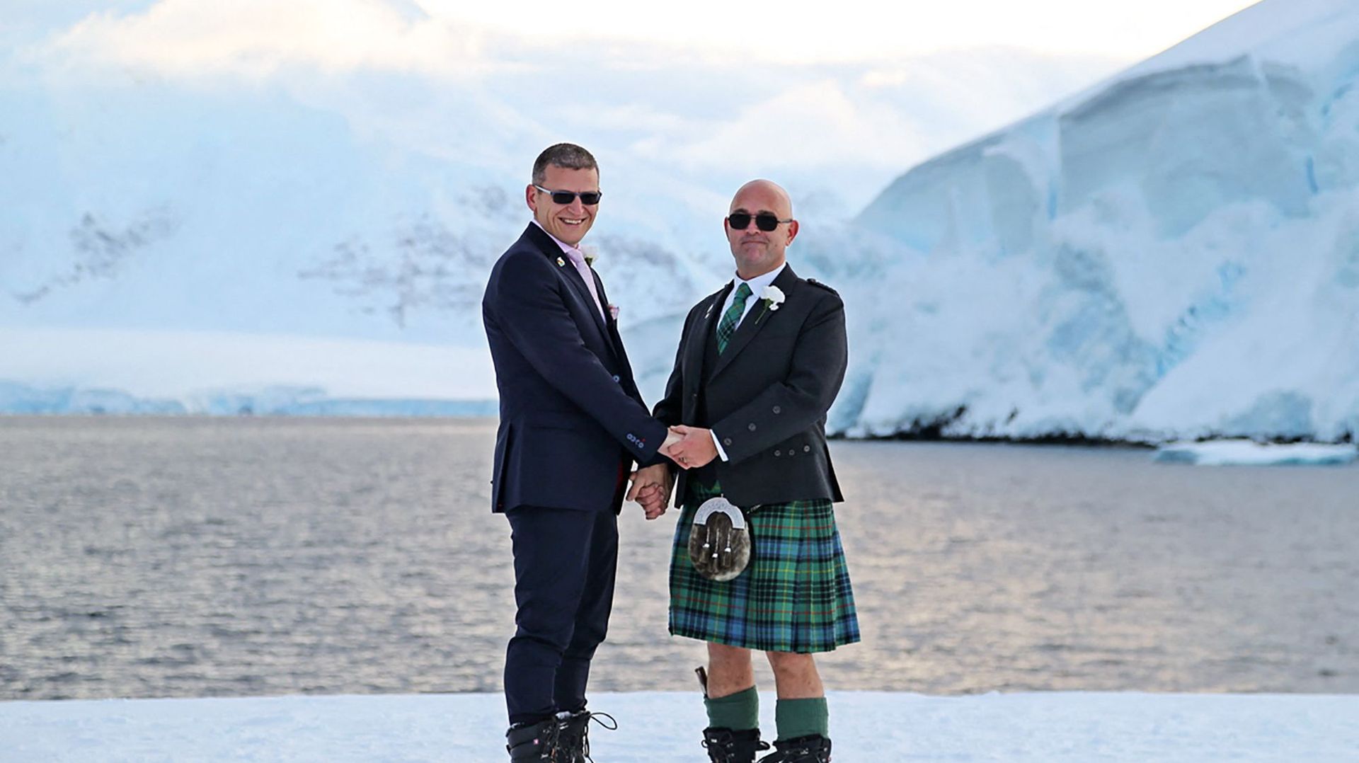 Eric Bourne et Stephen Carpenter assistant à leur mariage sur le helideck du RSS Sir David Attenborough, à la station de recherche Rothera du Territoire antarctique britannique, le 24 avril 2022.