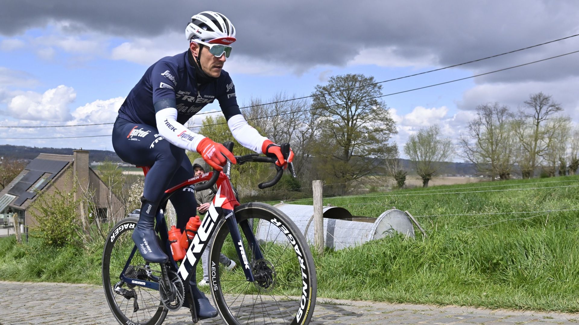 Cyclisme : Jasper Stuyven en reconnaissance sur les pavés du Tour des Flandres. Le coureur Trek-Segafredo nourrit des ambitions après sa 4ème place l'an dernier.