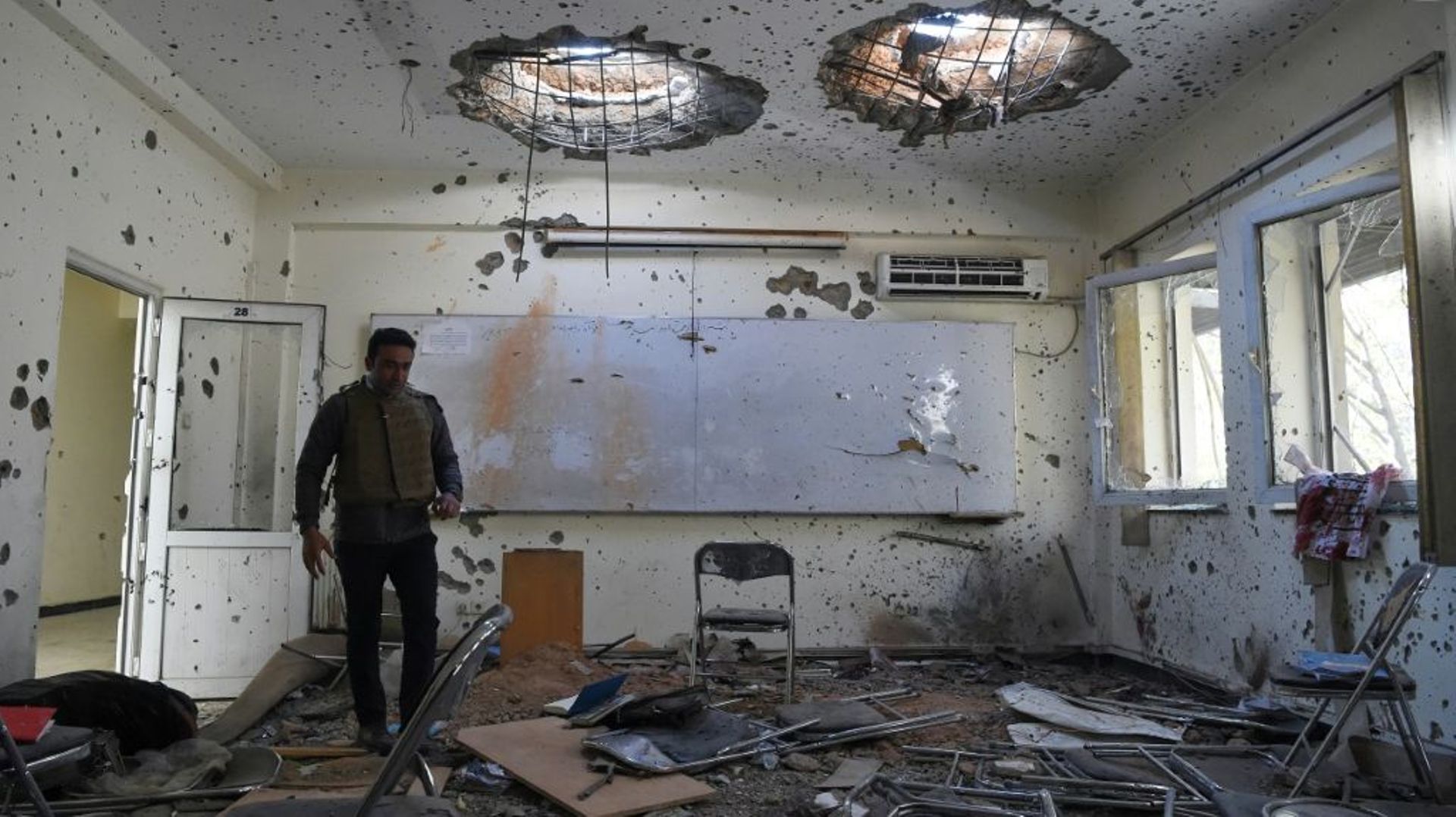 Un journaliste entre le 3 novembre 2020 dans l'une des salles de classe de l'université de Kaboul, endommagée par l'assaut