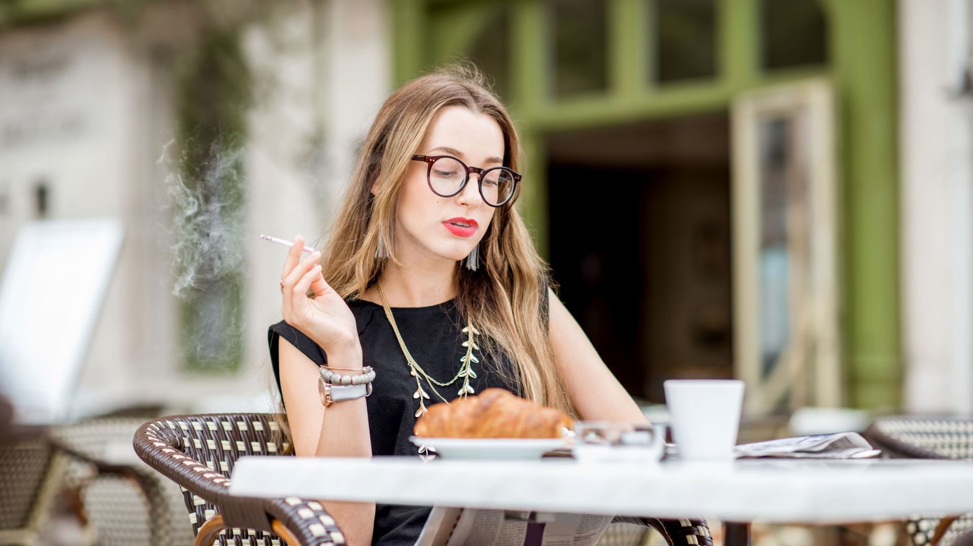 Fumer ou vapoter en terrasse : ce sera bientôt de l’histoire ancienne