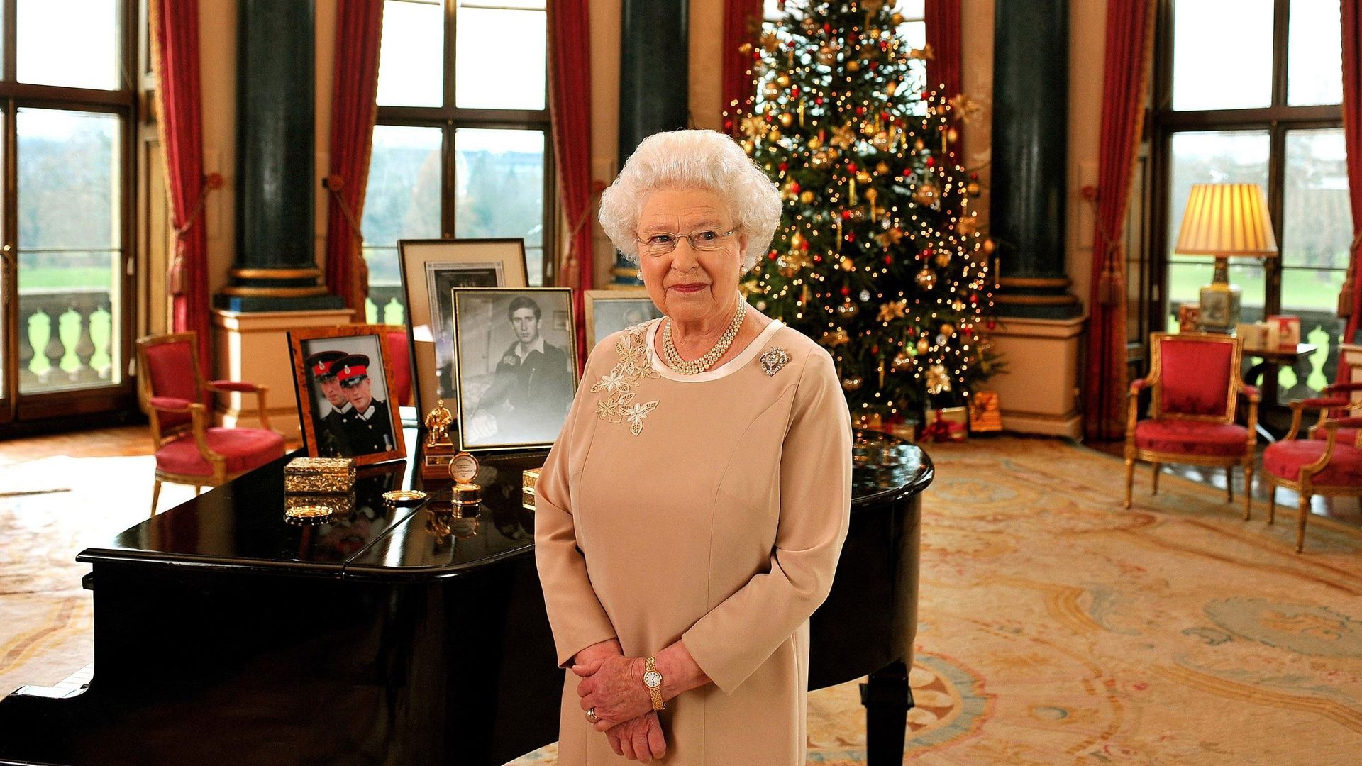 Elizabeth II prononce son discours de Noël dans la salle de musique de Buckingham Palace