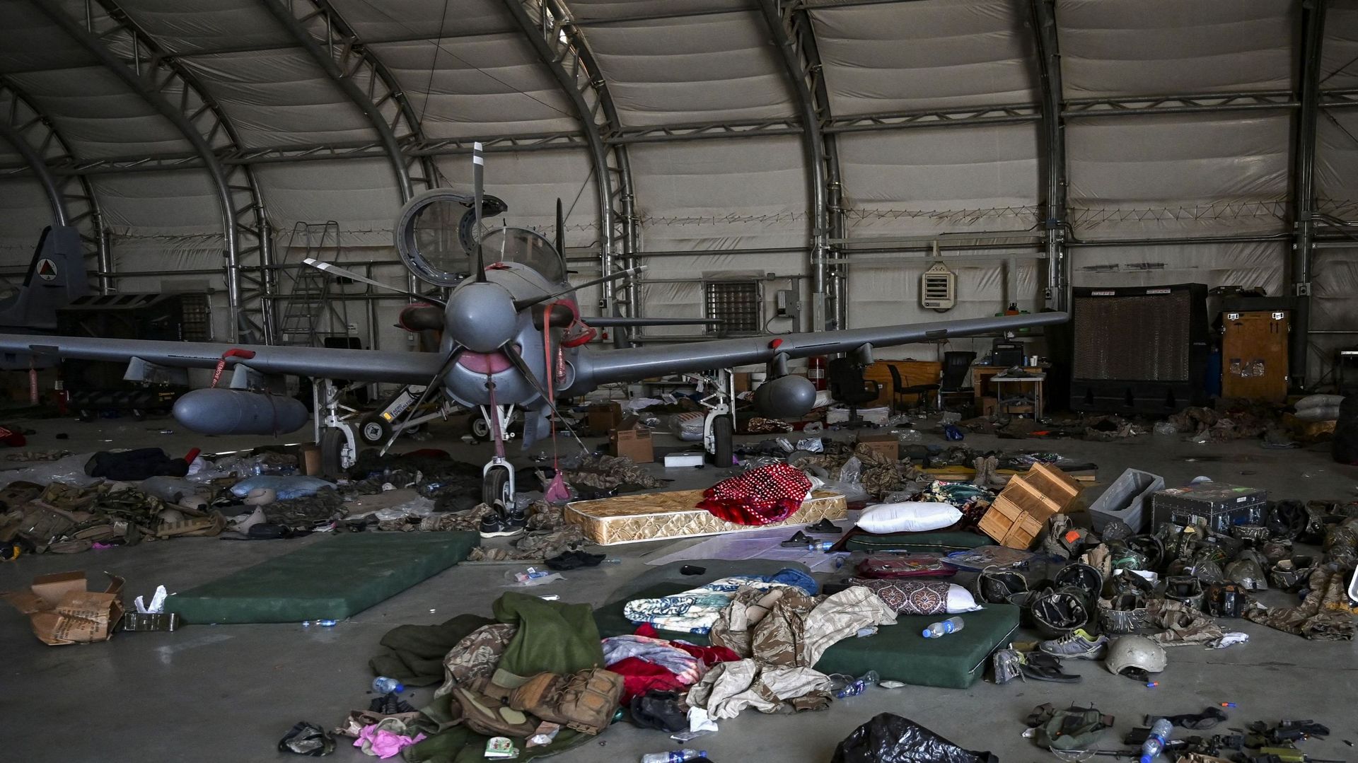 Un avion d'attaque A-29 de l'armée de l'air afghane dans un hangar à l'aéroport de Kaboul 