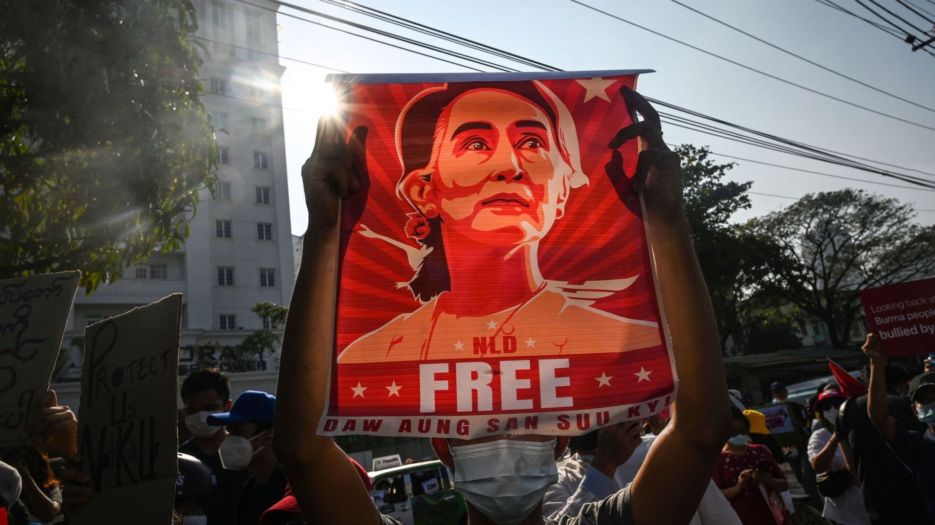 Le 15 février 2021, un manifestant brandit une affiche à l’effigie d’Aung San Suu Kyi lors d’une manifestation contre le coup d’État militaire devant la Banque centrale du Myanmar à Rangoon (illustration)