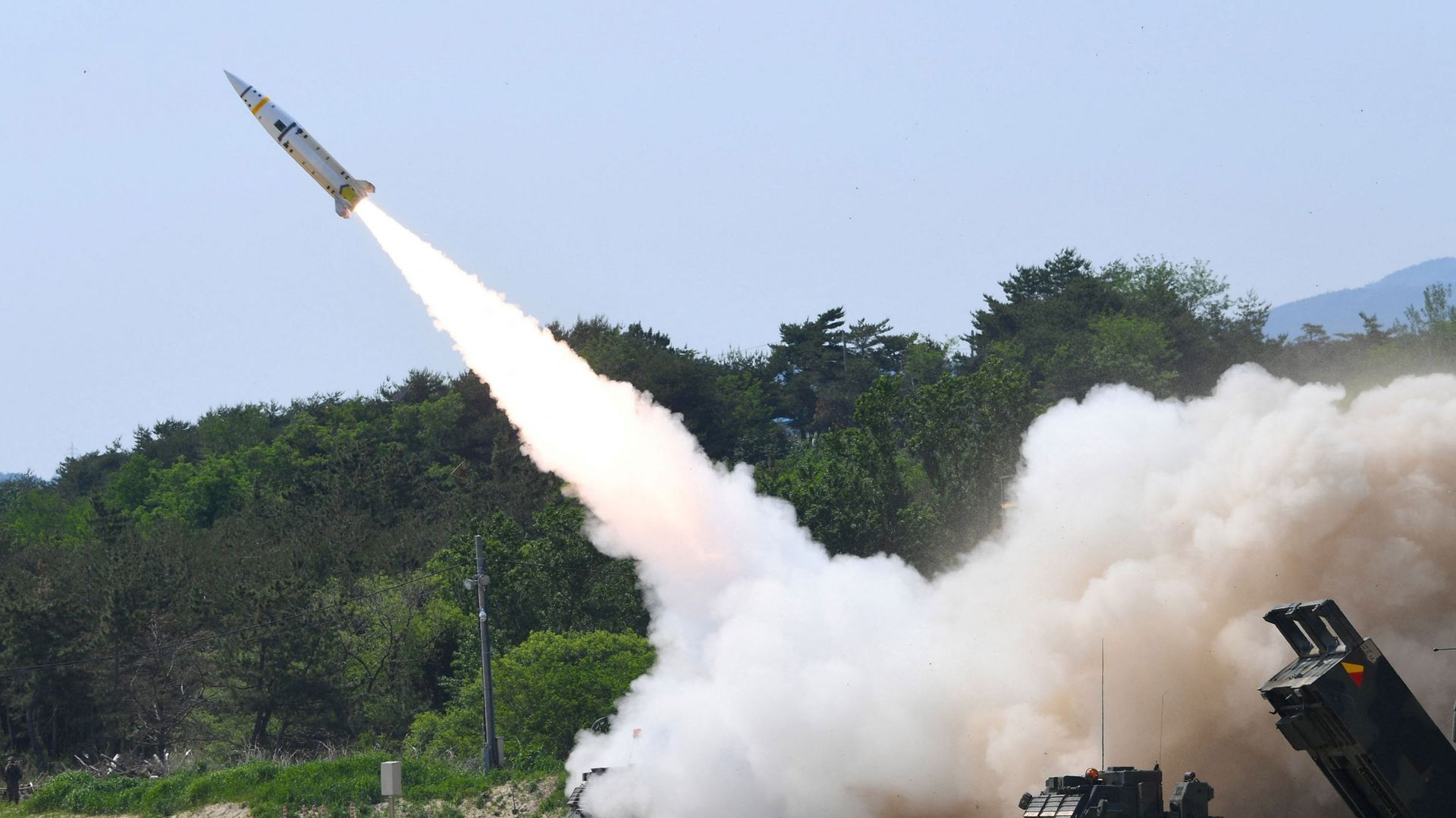 Cette photo prise le 25 mai 2022 et fournie par le ministère sud-coréen de la Défense à Séoul montre un système de missiles tactiques de l’armée américaine (ATACMS) tirant un missile depuis un endroit non divulgué sur la côte est de la Corée du Sud, lors 