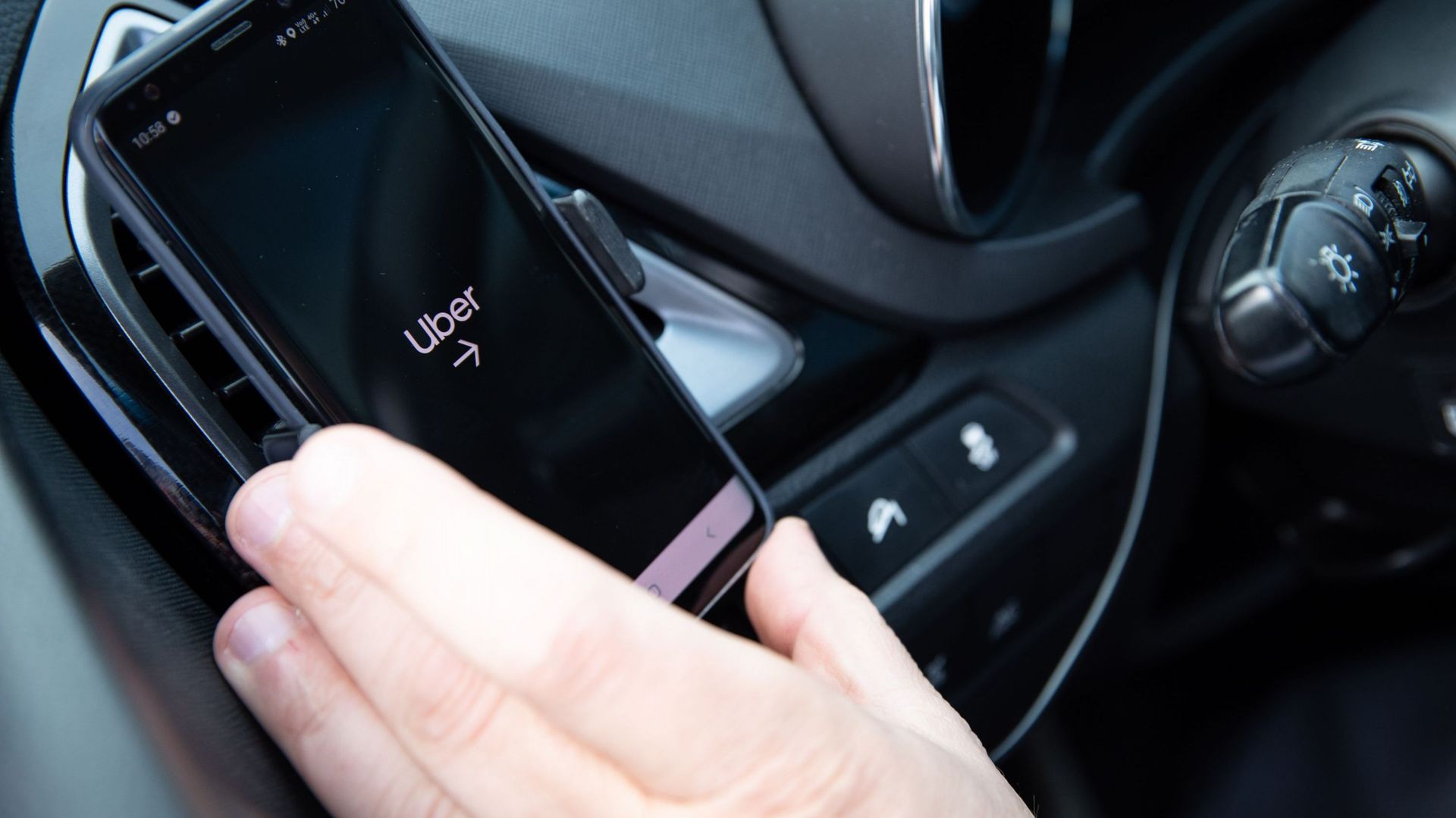 Depuis lundi, les chauffeurs d'Uber ne sont plus autorisés à utiliser leur smartphone pour prendre des commandes de courses.