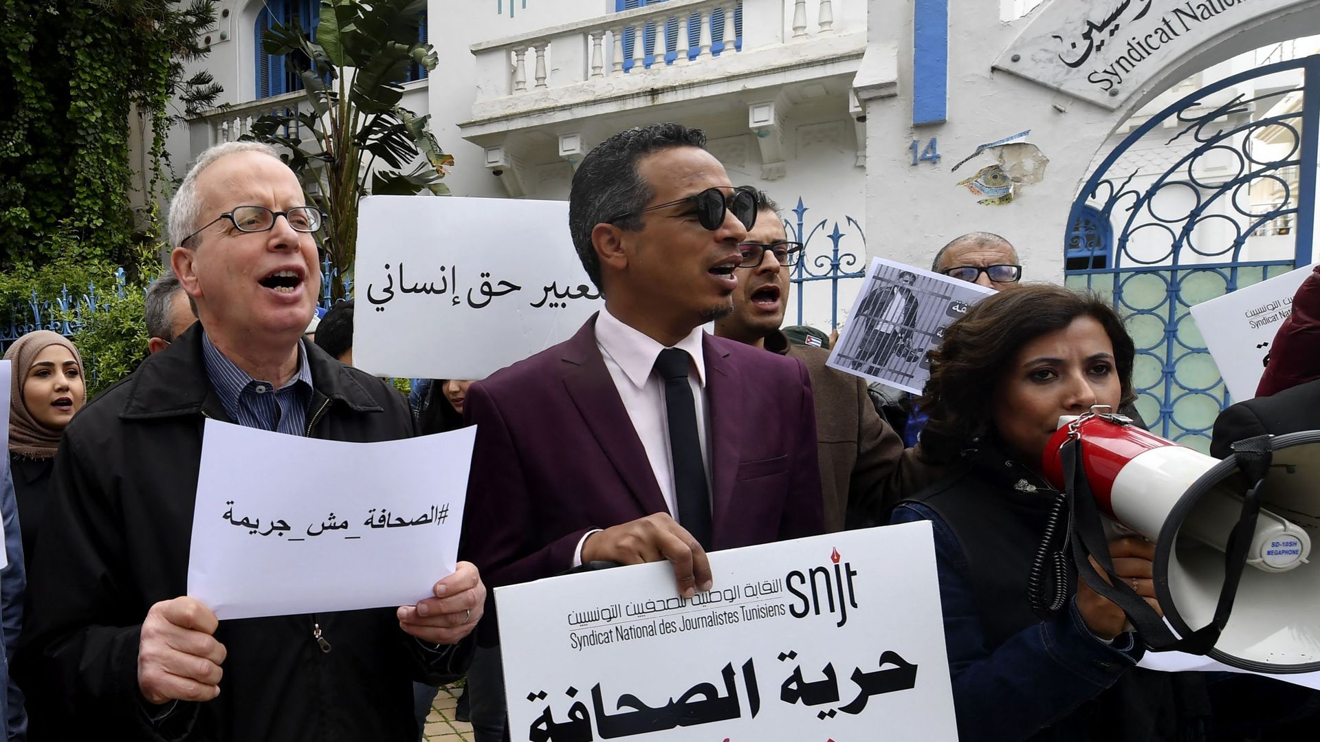 Le 25 mars 2022, des journalistes tunisiens avaient déjà manifesté pour la liberté de la presse et la libération d'un reporter détenu pour avoir refusé de révéler ses sources aux autorités à Tunis. 