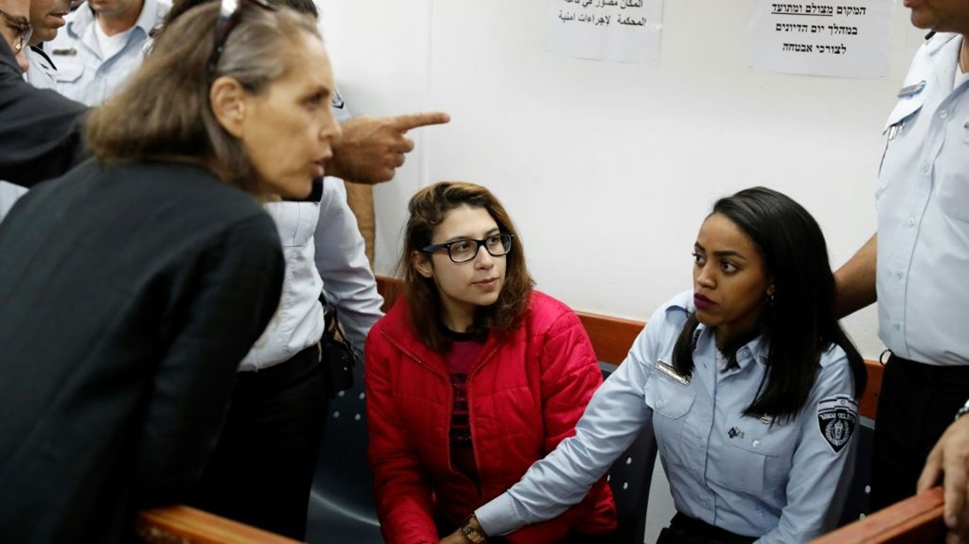 Nour Tamimi (C) dans un tribunal militaire de la prison israélienne d'Ofer, en Cisjordanie occupée, le 28 décembre 2017