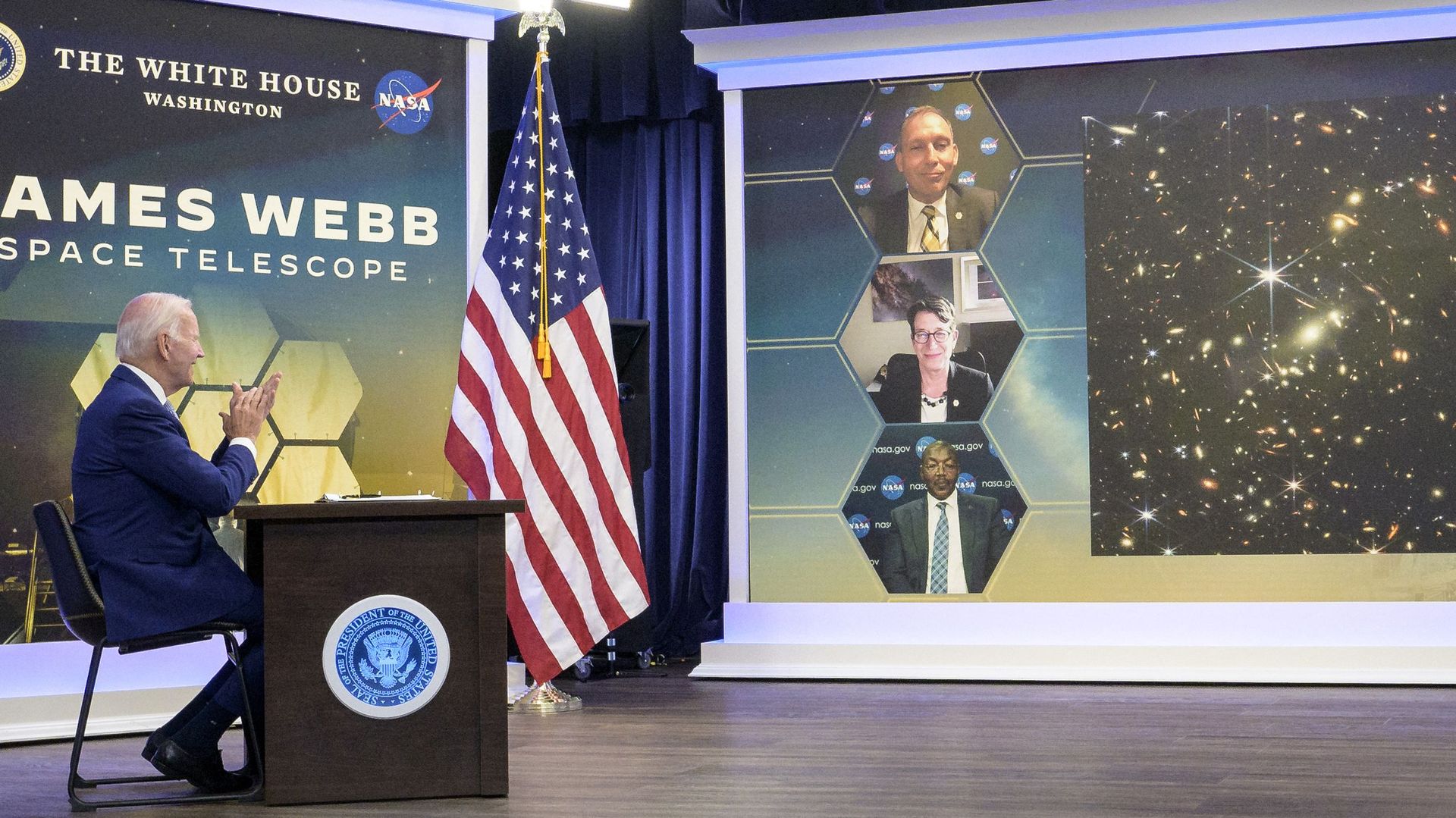 Sur cette image distribuée par la NASA, le président américain Joe Biden présente en avant-première la première image en couleur du télescope spatial James Webb de la NASA, l'image à la plus haute résolution de l'univers infrarouge de l'histoire, le 11 ju