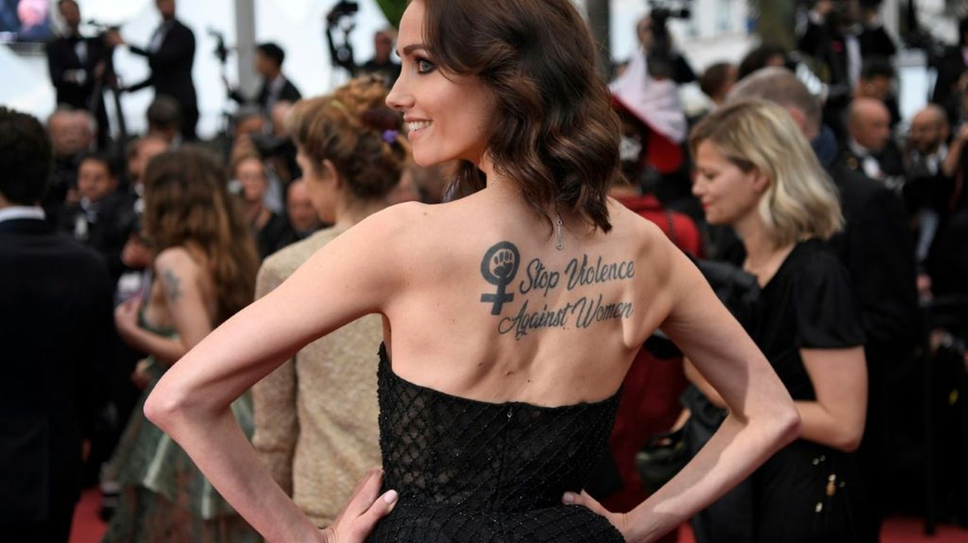 L'actrice Sand Van Roy, l'inscription "Stop aux violences contre les femmes" tatouée sur son dos, au Festival de Cannes, le 19 mai 2019