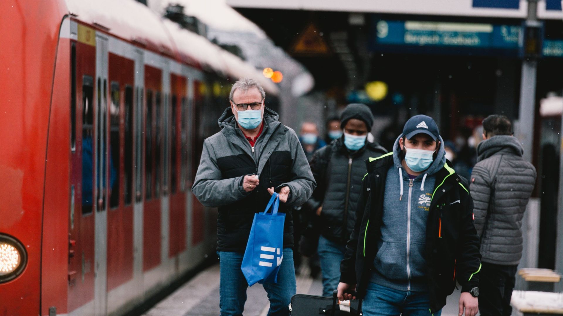 Port du masque dans le train à Cologne en 2021.