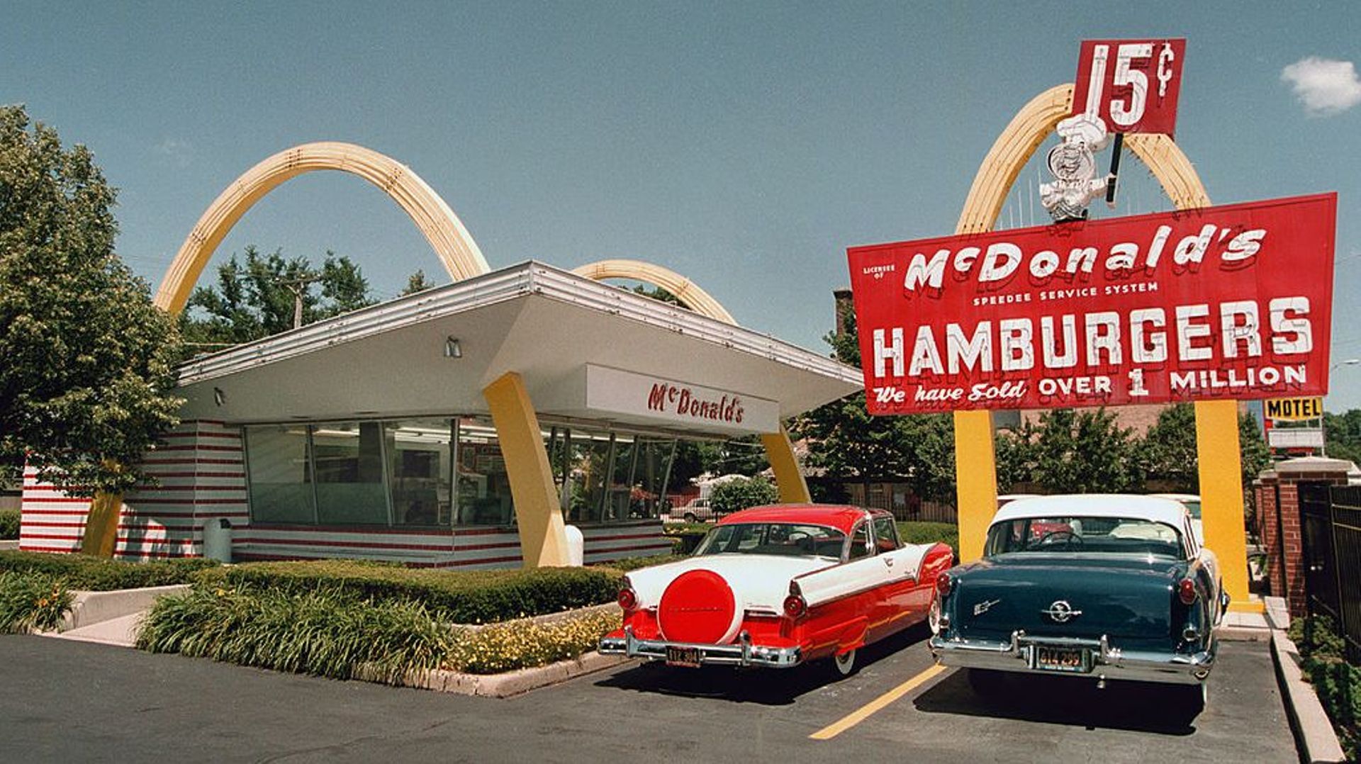 Le musée McDonald en 2000 à Des Plaines, réplique de la première enseigne de la franchise.